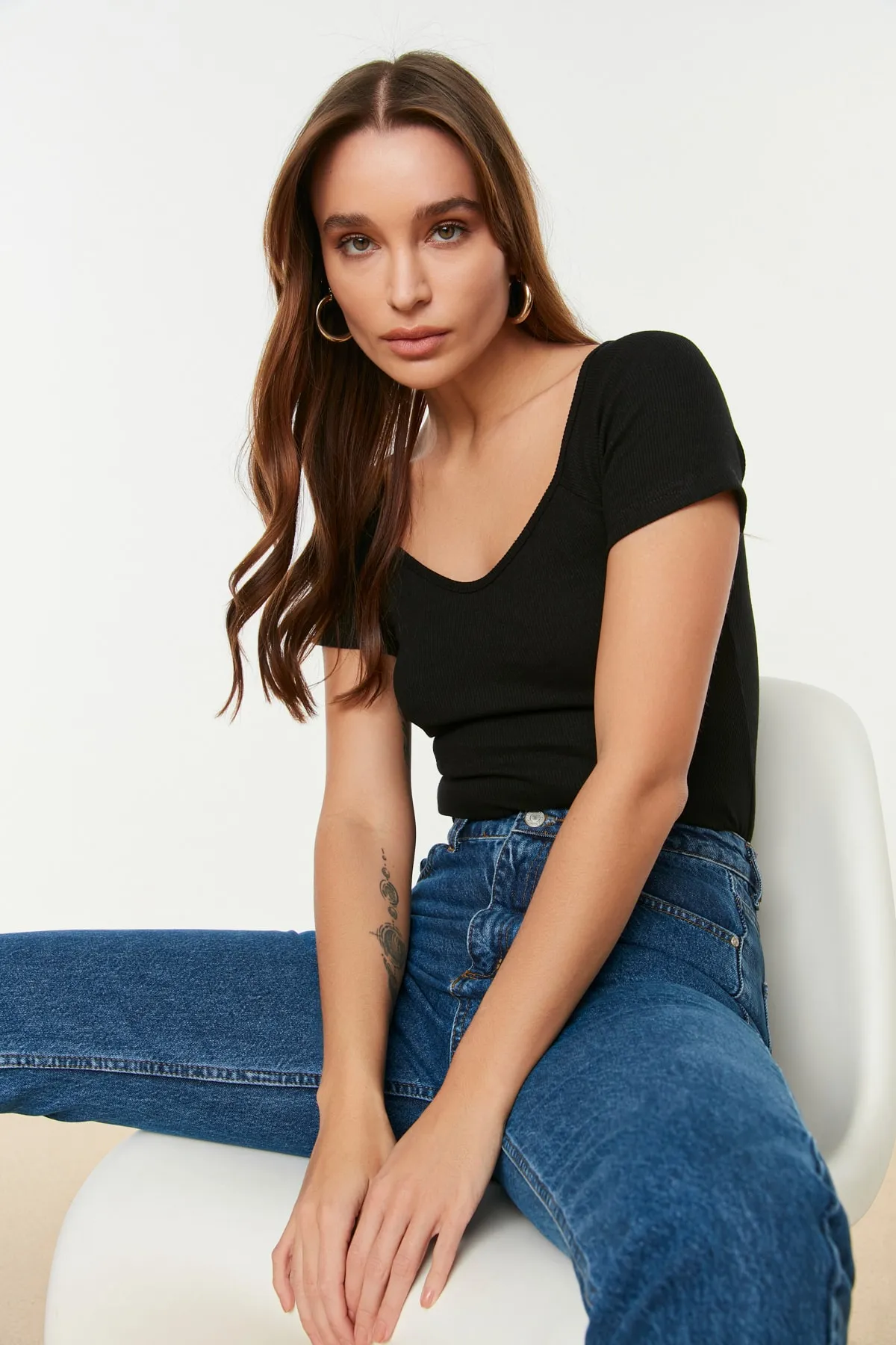 Trendyol Collection  Schwarze, taillierte Strickbluse aus Baumwollstretch TWOSS21BZ0579