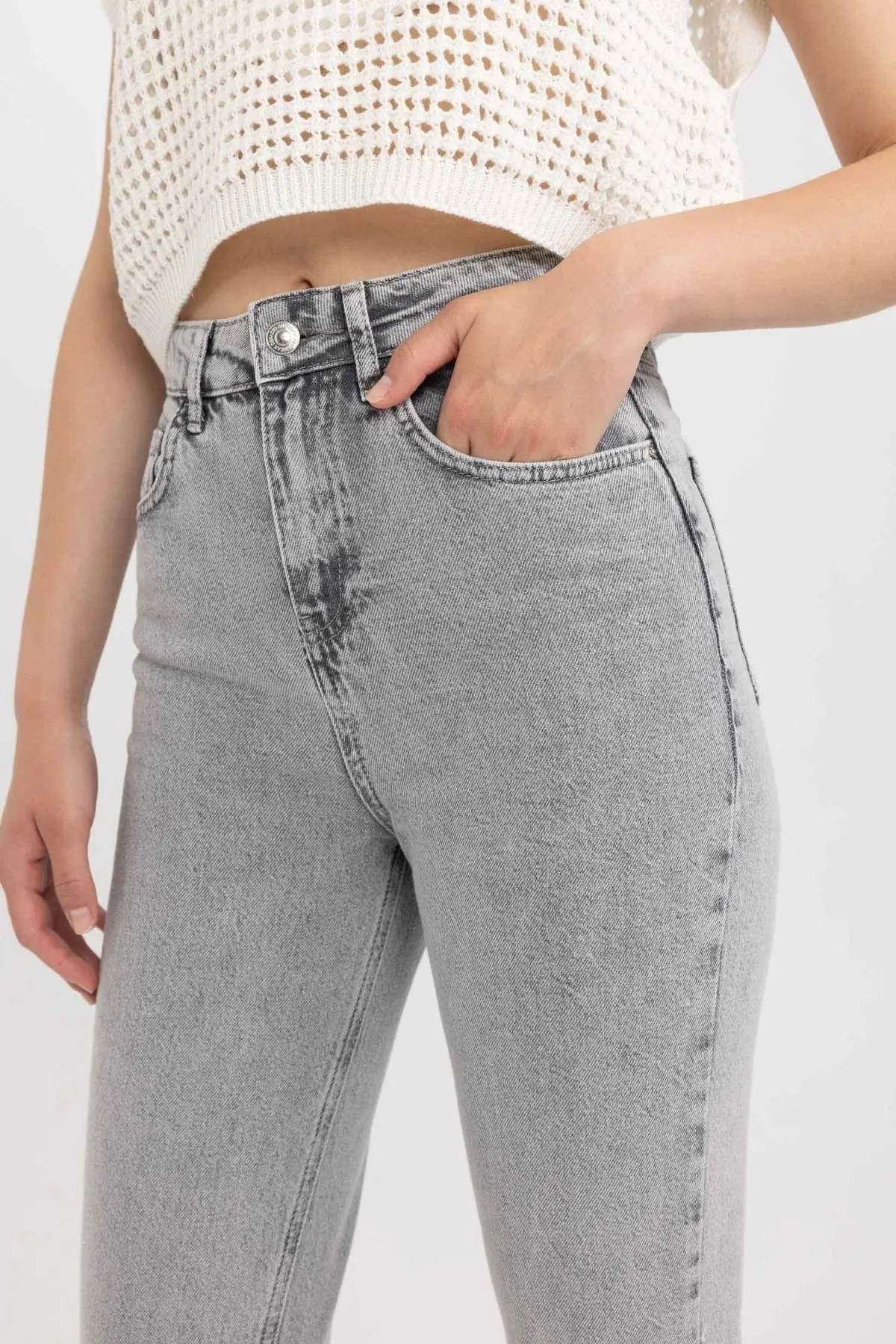 DeFacto  Lina Mom Fit, bequeme Passform, hohe Taille, leicht, schmales Bein, knöchellange Jeanshose A7491ax23sm