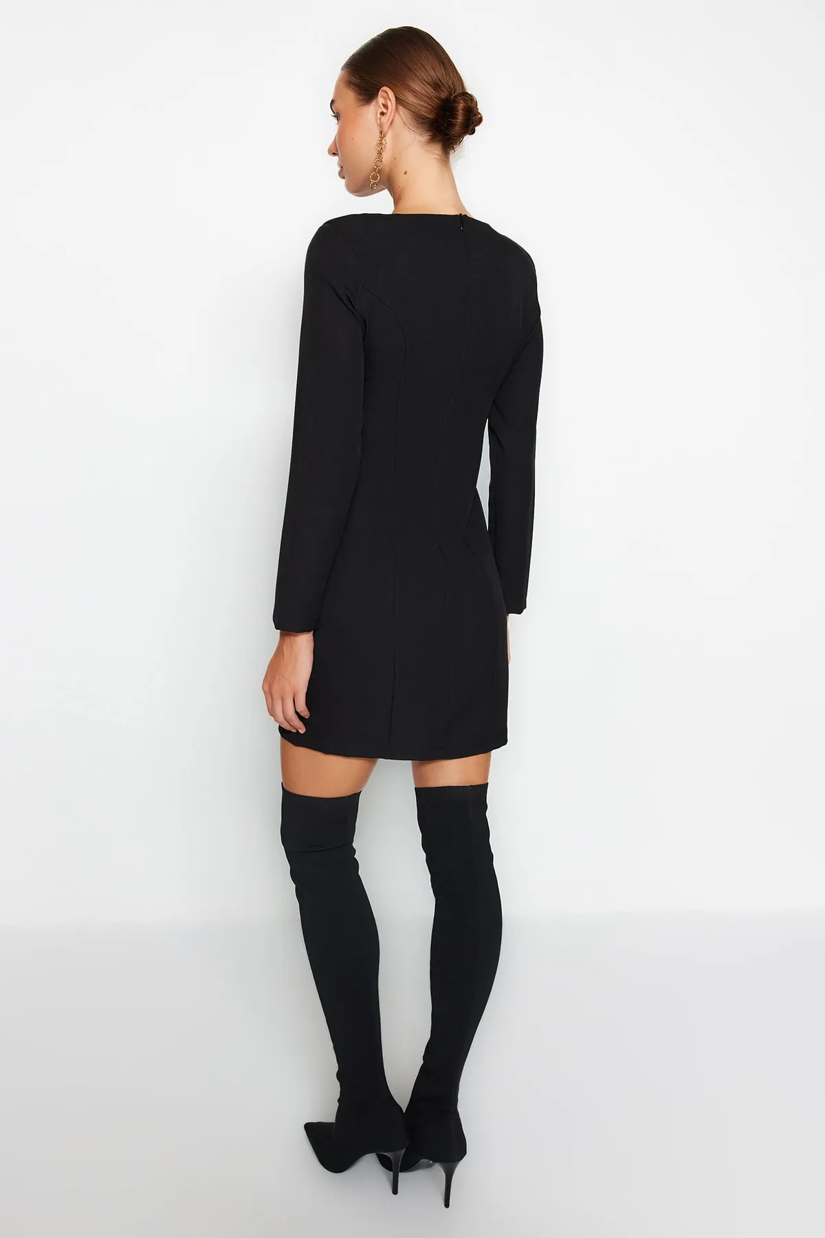 Trendyol Collection  Schwarzes, gerade geschnittenes, gewebtes Kleid mit Mini-Knopfdetail und Rundhalsausschnitt TWOAW24EL00410