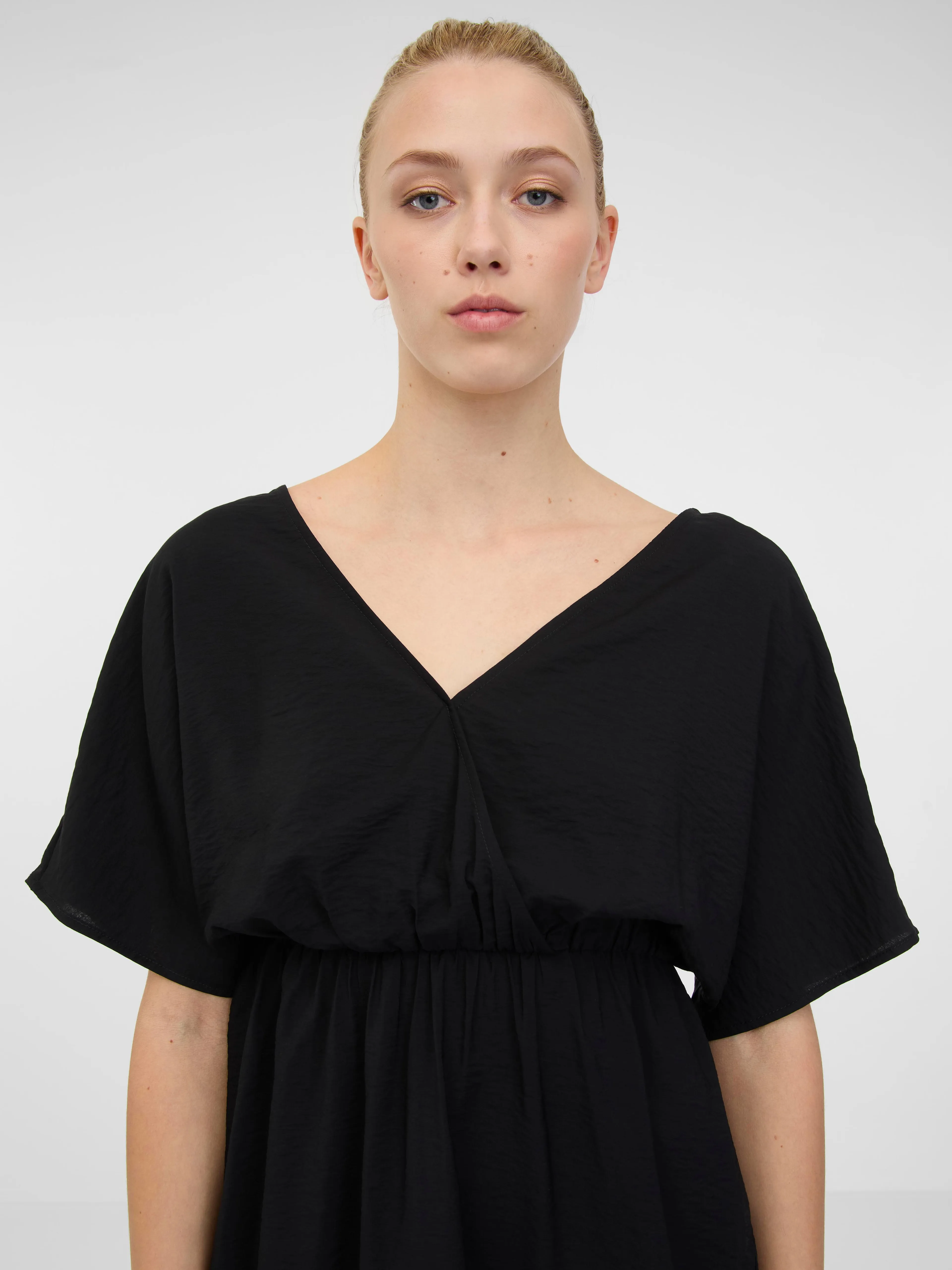 Schwarzes kurzes Damenkleid ORSAY