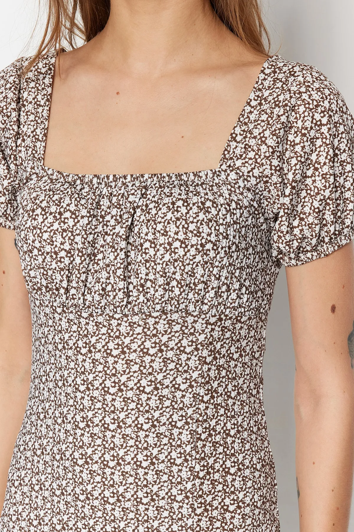 Trendyol Collection  Braunes, bedrucktes Midi-Strickkleid mit Schlitz und detailliertem, eckigem Ausschnitt TWOSS23EL00713