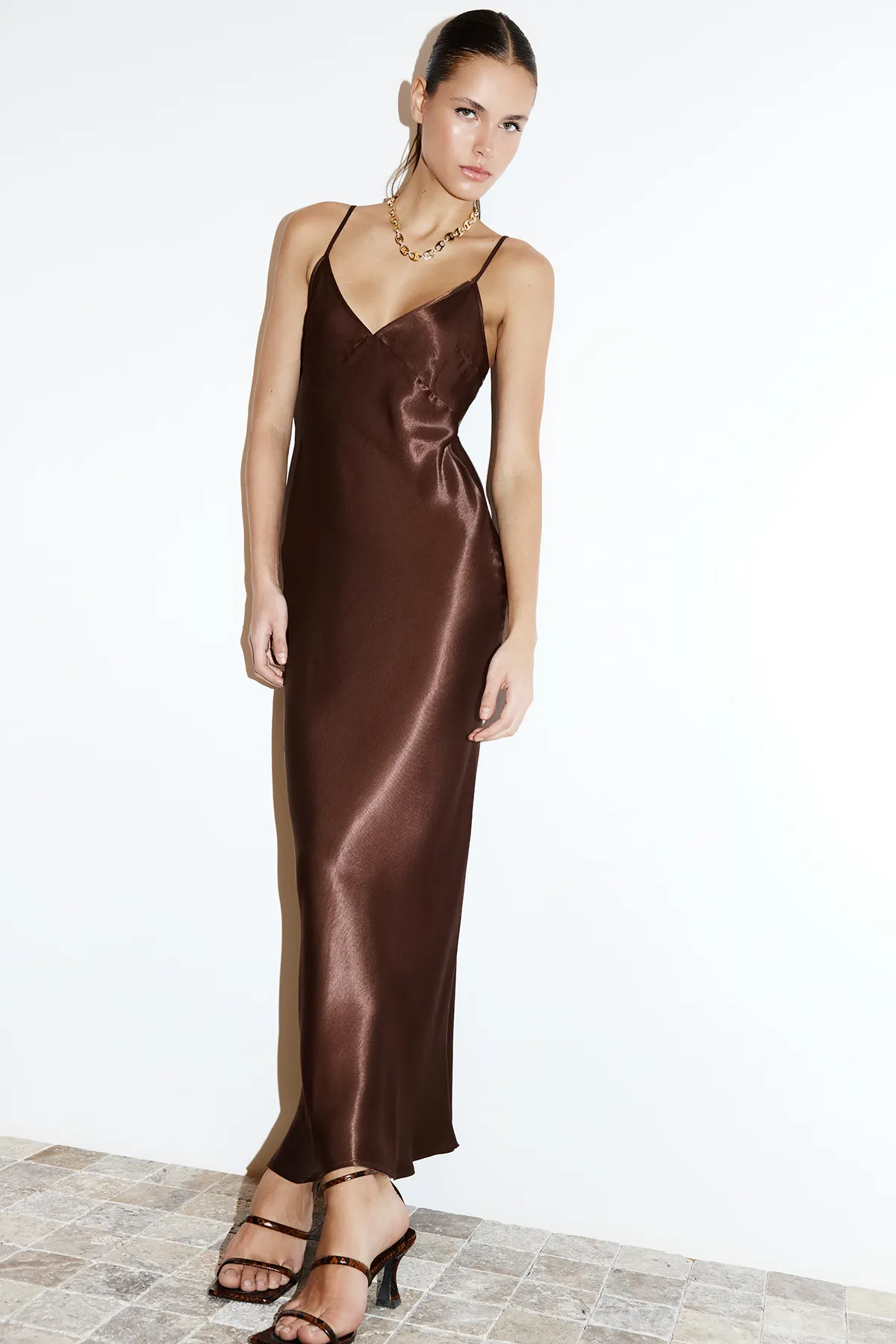 Trendyol Collection  Braunes, gerade geschnittenes Maxi-Webkleid mit Trägern TWOSS24EL00163