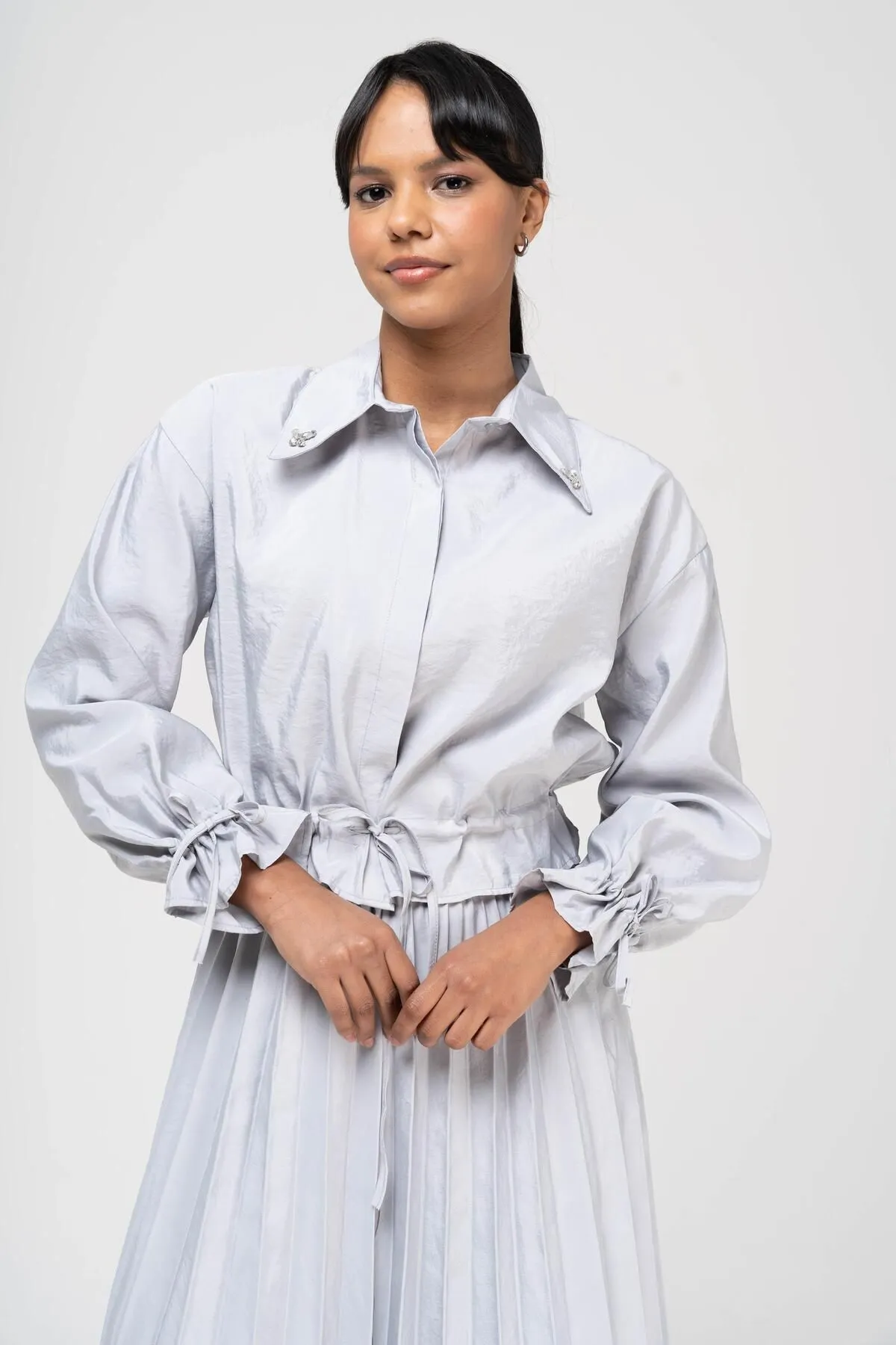Olcay  Bluse mit Spitzendetail, elastischer Bund, Faltenrock, Anzug, GRAU 9223-TK