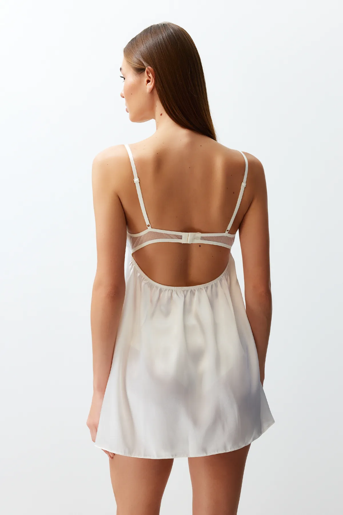 Trendyol Collection  Brautnachthemd aus weißem Satin mit Spitze und Riemen, ausgefallenes Nachthemd THMSS24LL00005
