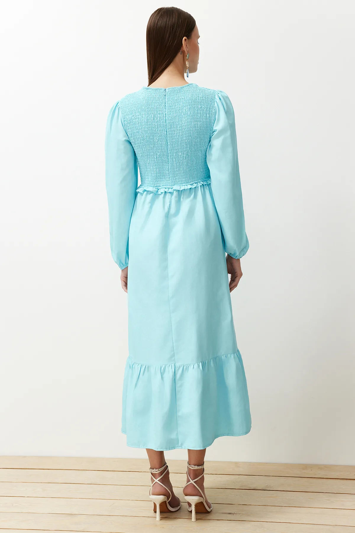 Trendyol Modest  Türkisfarbenes, gewebtes Kleid mit Rundhalsausschnitt und Gipe-Detail TCTAW22EB0109