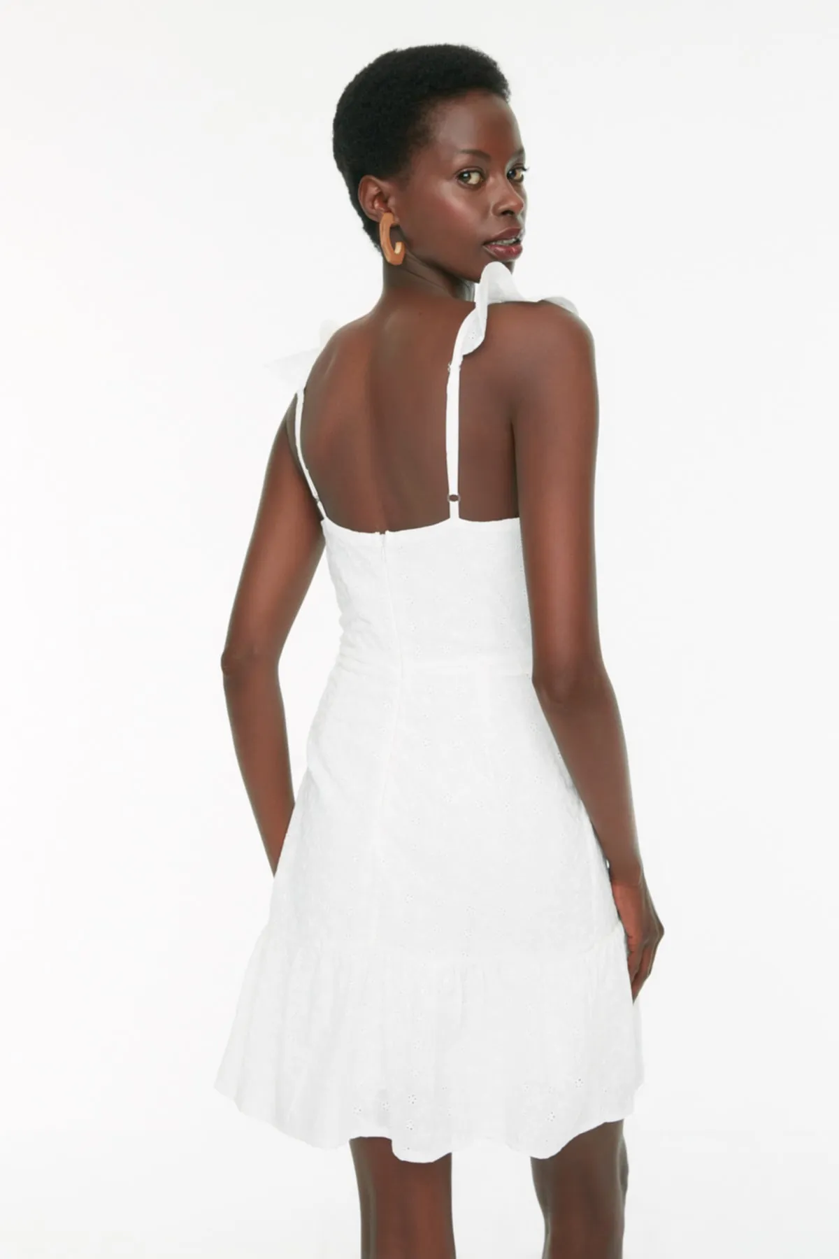 Trendyol Collection  Weißes A-Linien-Minikleid aus Webstoff mit Stickerei und Rüschen TWOSS21EL3312