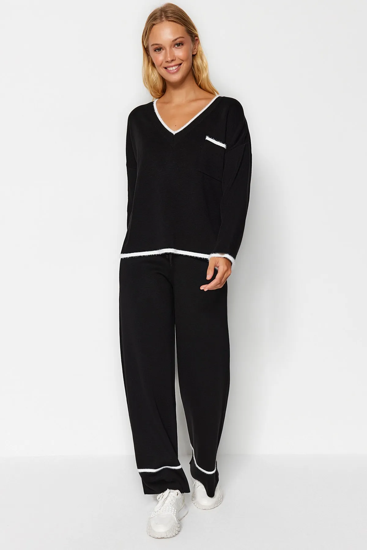 Trendyol Collection  Schwarzes, extraweites Set aus Oberteil und Unterteil aus Strick mit Pelzbesatz TWOAW24AU00099