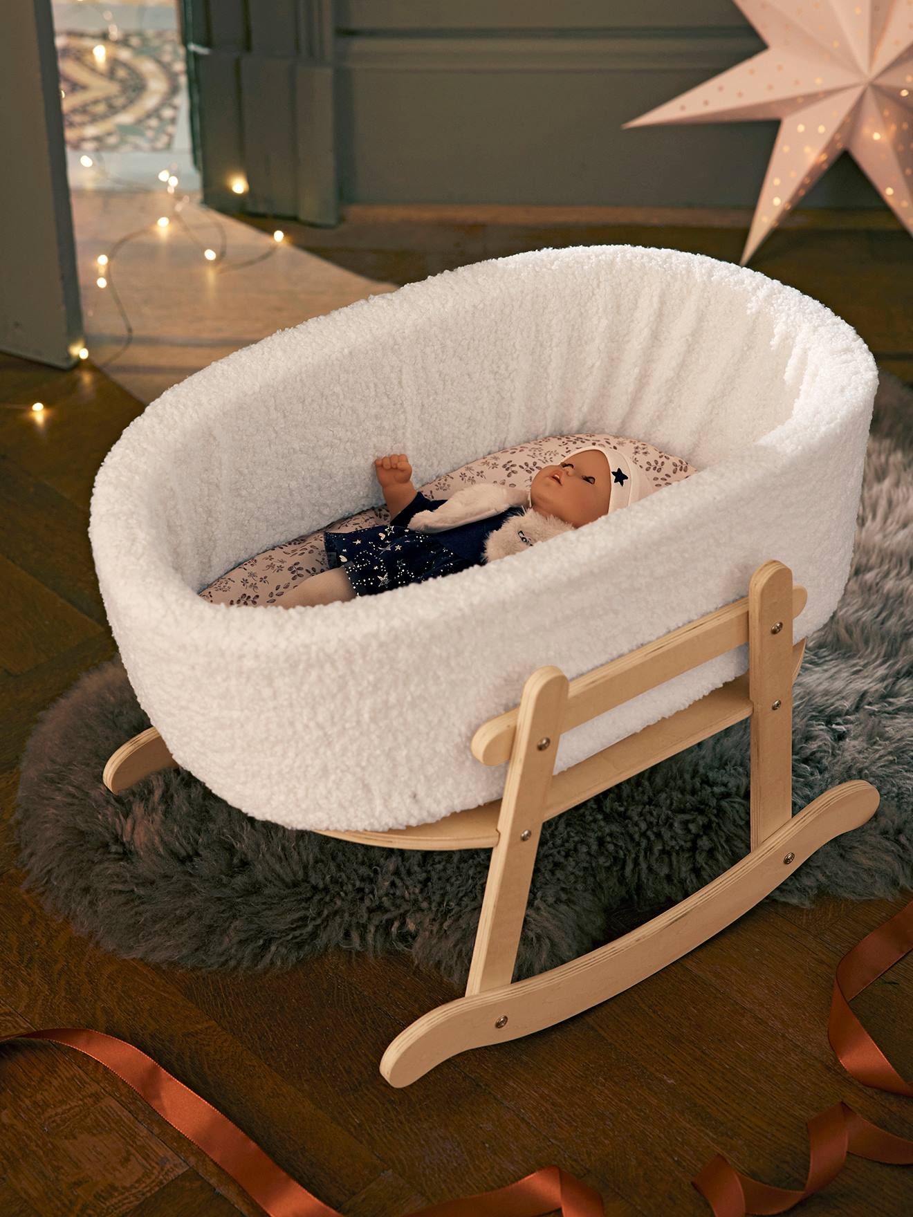 Lit à bascule en bois FSC® et tissu bouclette blanc