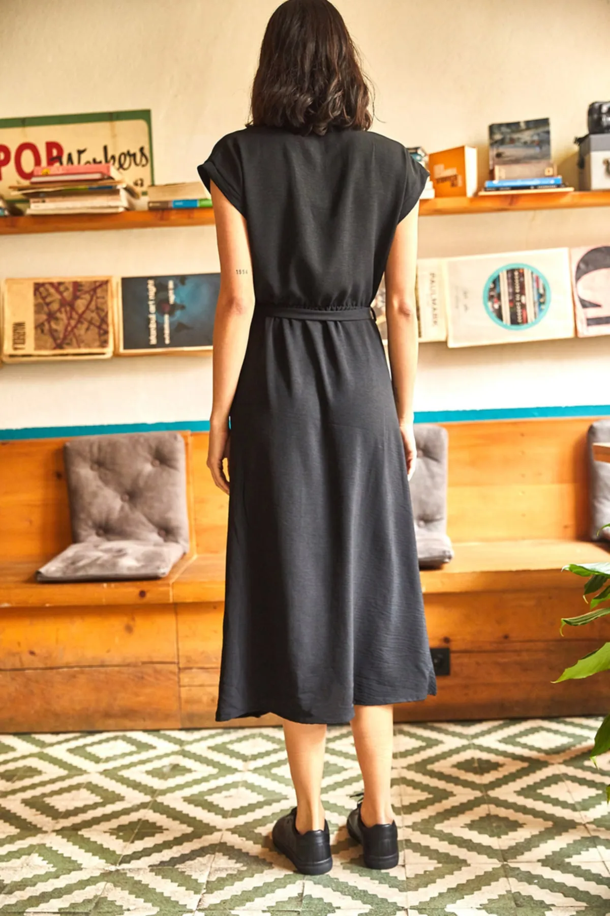Olalook  Schwarzes zweireihiges Damenkleid mit Schlitz und Gürtel ELB-19001690