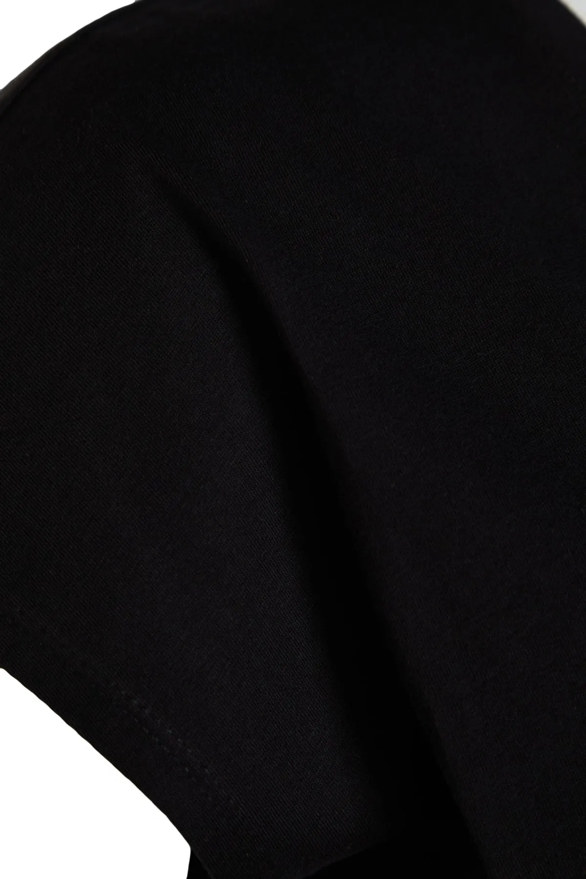 Trendyol Curve  Schwarzes Boyfriend-Strick-T-Shirt mit V-Ausschnitt und Schlitz TBBSS22BF0036