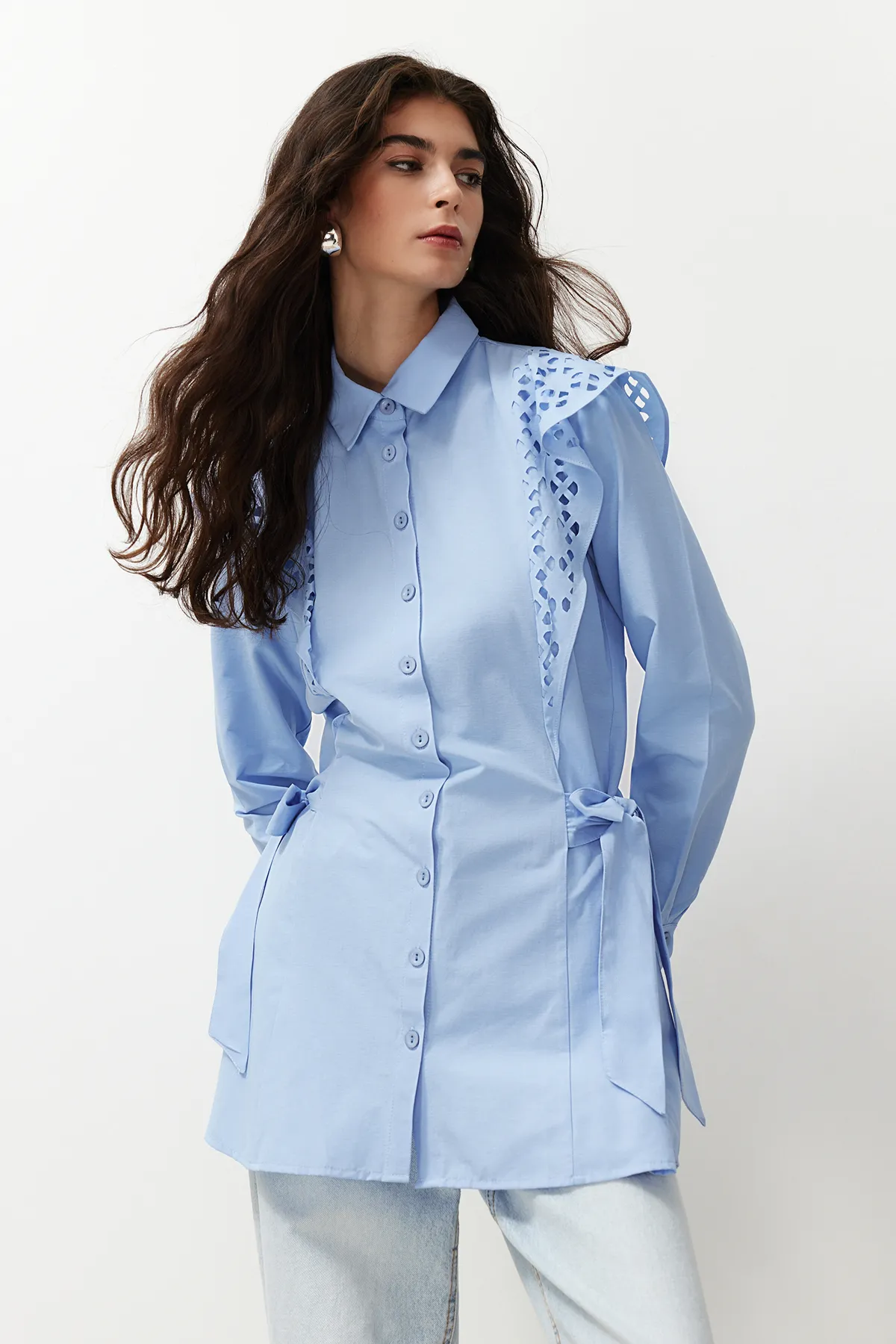 Trendyol Modest  Hellblaues besticktes Hemd aus gewebter Baumwolle TCTSS24TG00004