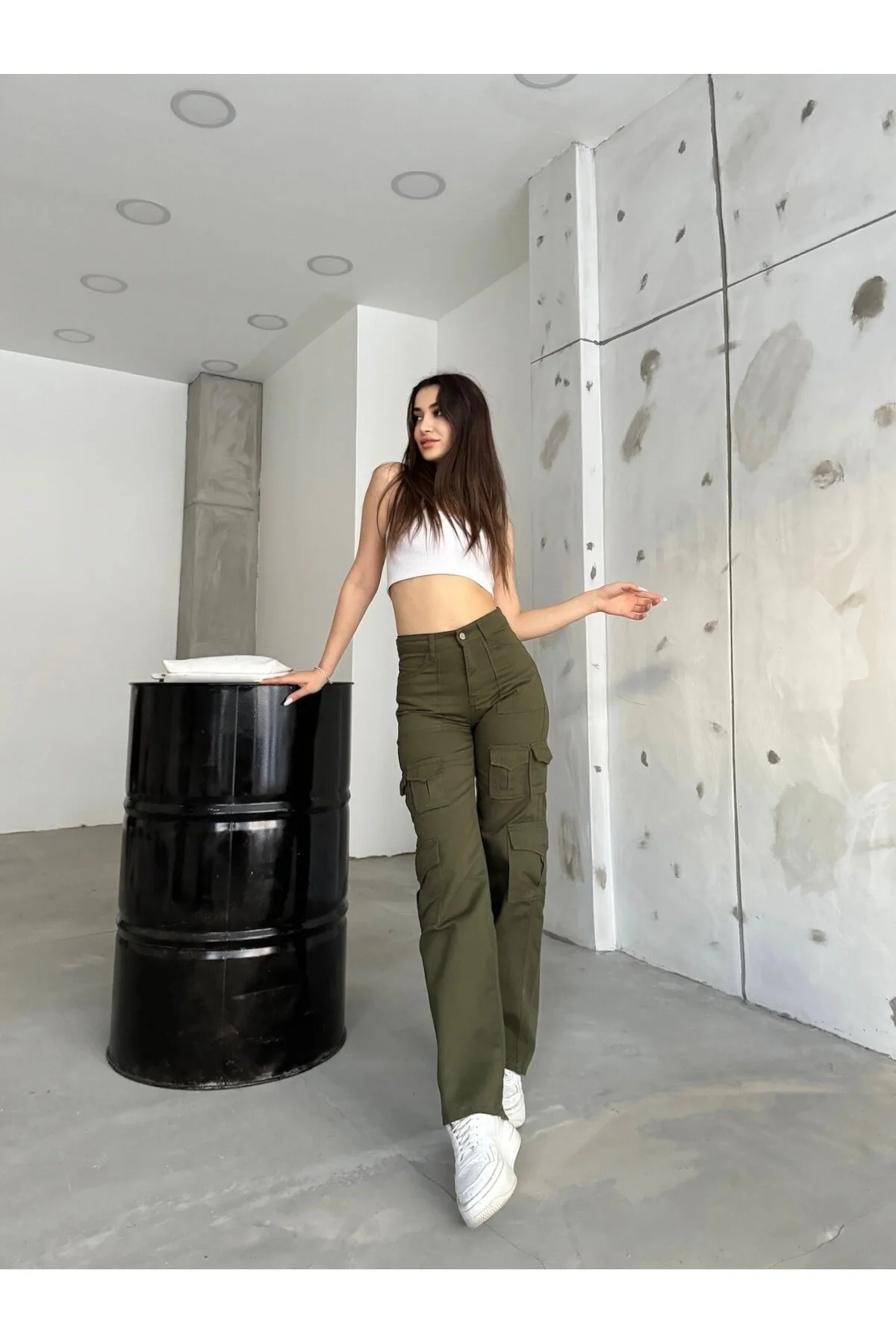 BİKELİFE  Khakifarbene Cargohose für Damen mit hoher Taille und mehreren Taschen und gerader Passform