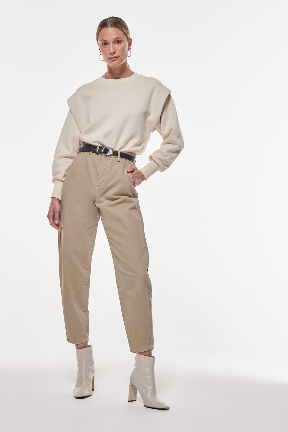 Barrel mom jeans