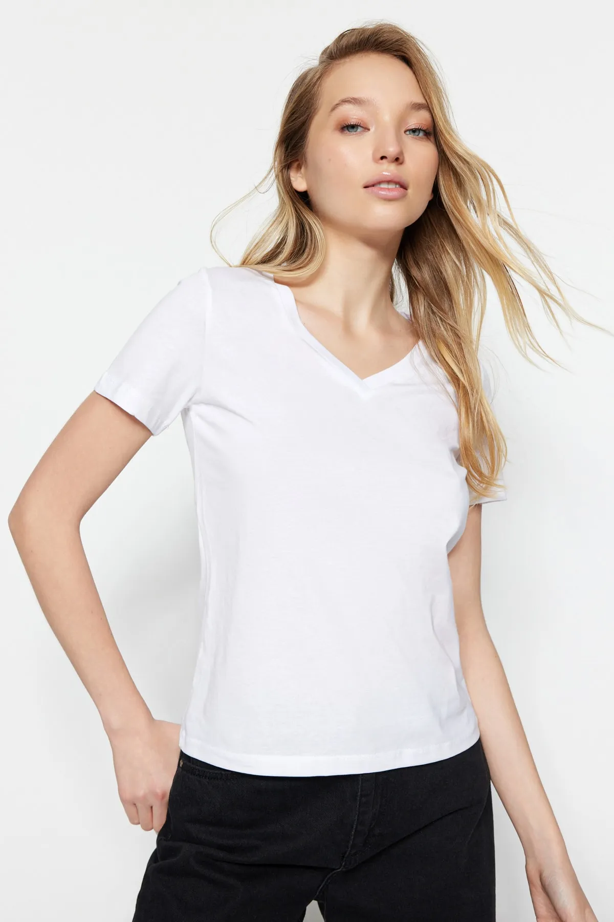 Trendyol Collection  Schwarz-weißes Basic-Strick-T-Shirt mit V-Ausschnitt im 2er-Pack aus 100 % Baumwolle TWOSS23TS00002