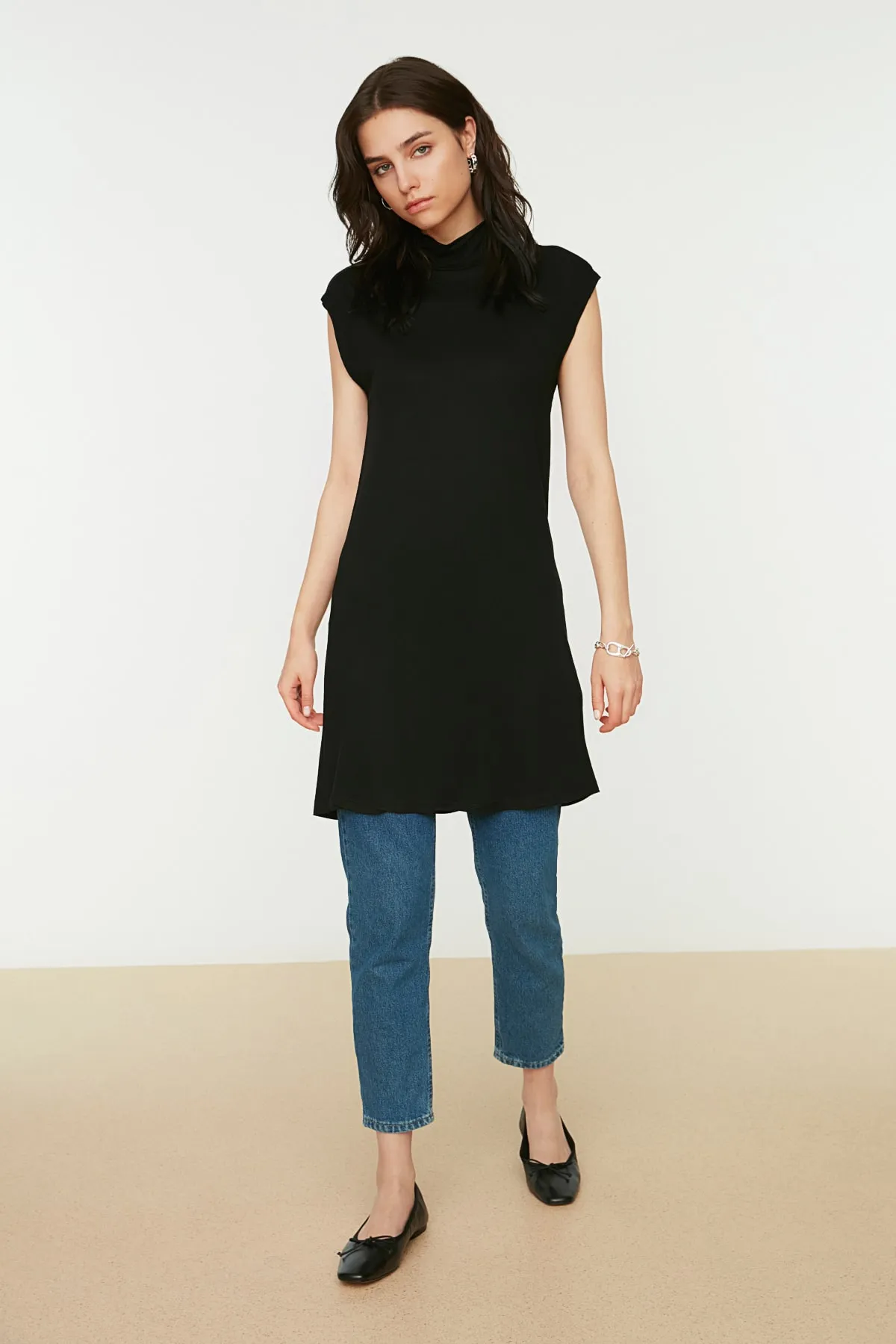 Trendyol Modest  Schwarze ärmellose Unterwäsche-Tunika aus Strick mit Stehkragen TCTSS21TN0249