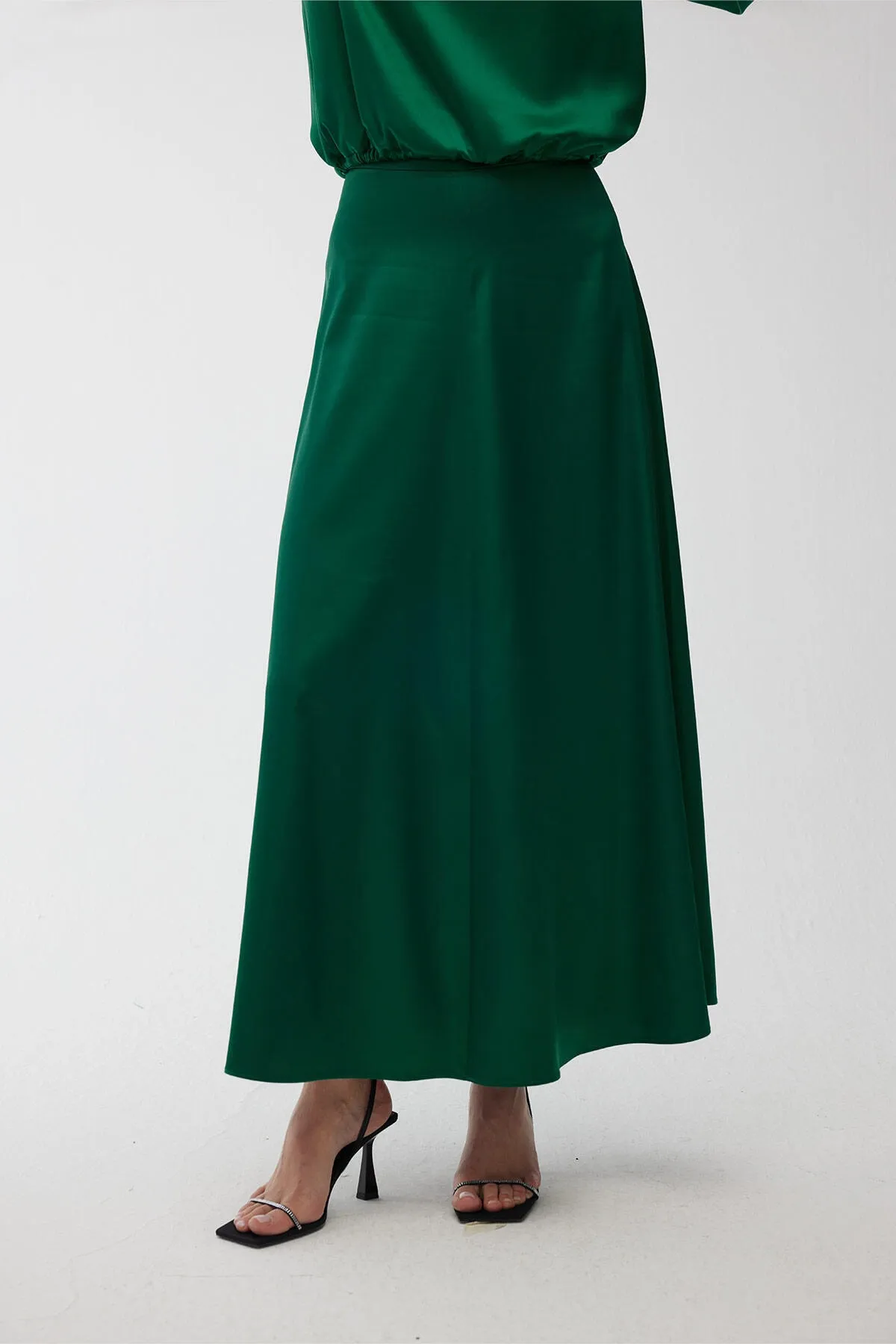 Manuka  Satin-Abendkleid, ausgestellter Rock, Smaragdgrün