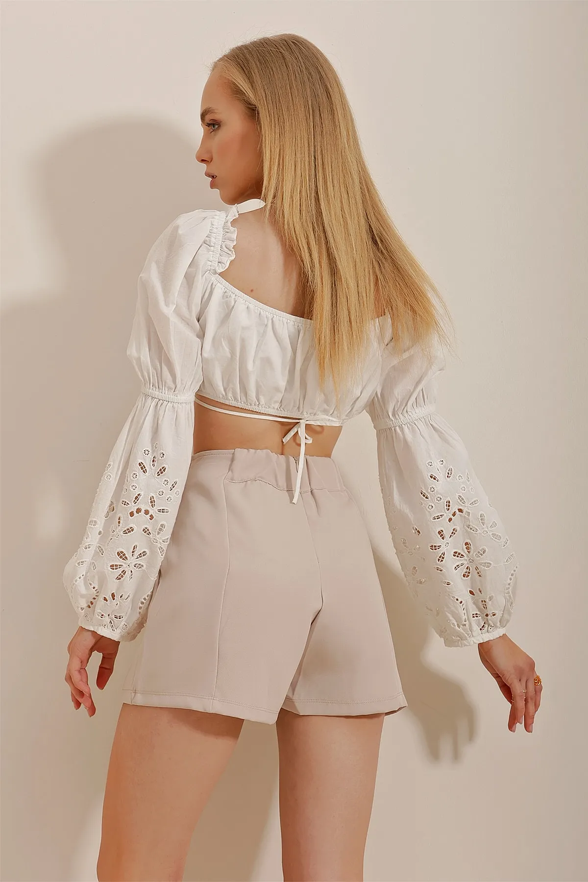 Trend Alaçatı Stili  Beiger Shortsrock mit Minischlitz für Damen ALC-X5966