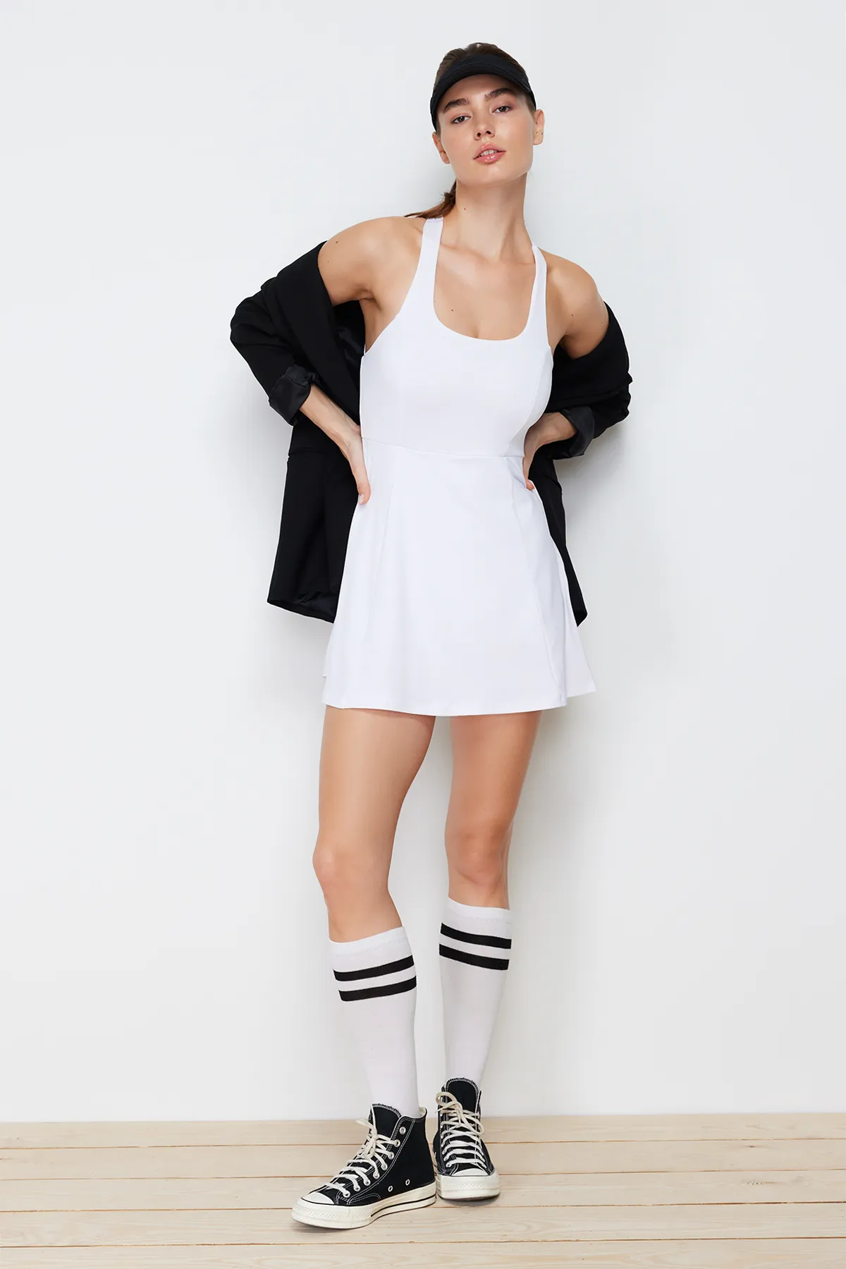 Trendyol Collection  Weißes, zweilagiges, gestricktes Sportkleid aus Scuba/Tauchstoff mit Shorts innen THMSS23EL00006