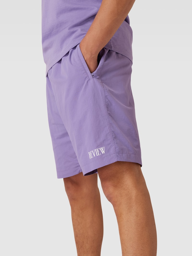 Shorts mit Label-Print in flieder