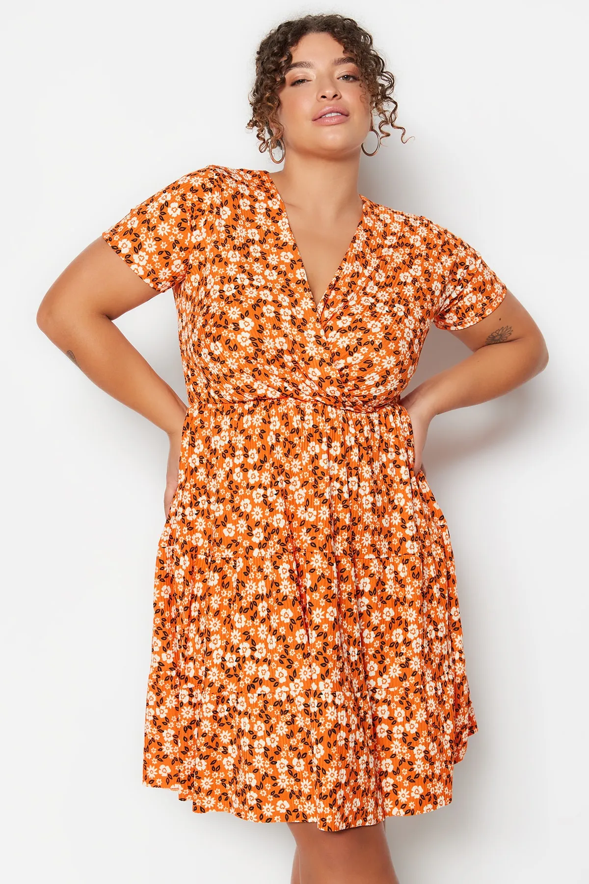 Trendyol Curve  Orangefarbenes Strickkleid mit V-Ausschnitt und Blumenmuster TBBSS22EL1638