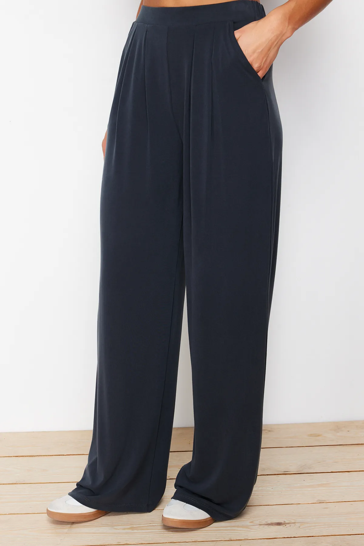 Trendyol Collection  Anthrazitfarbene Premium-Modalhose mit weicher Textur und weitem Beinausschnitt TWOSS24PL00071