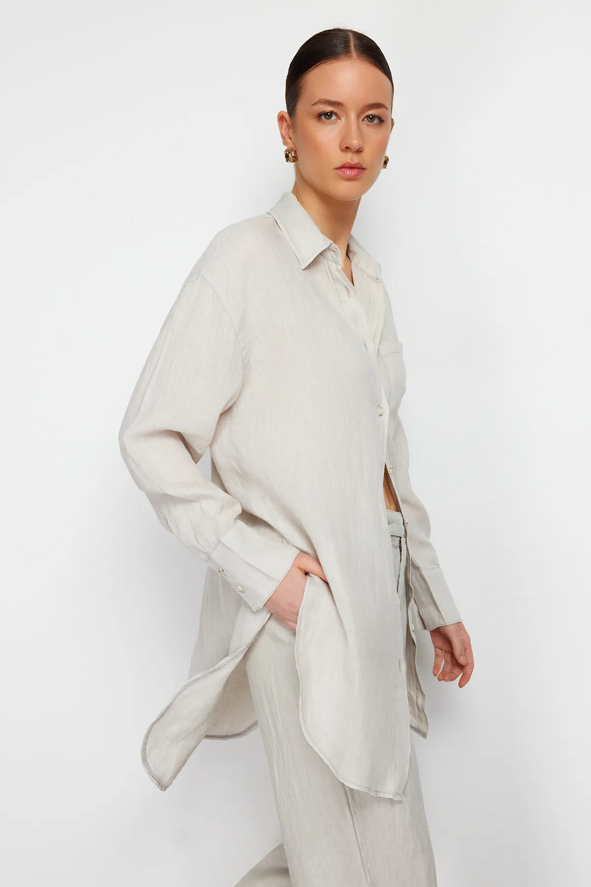 Trendyol Collection  Graues Oversize-Hemd aus 100 % Leinen TWOSS24GO00118