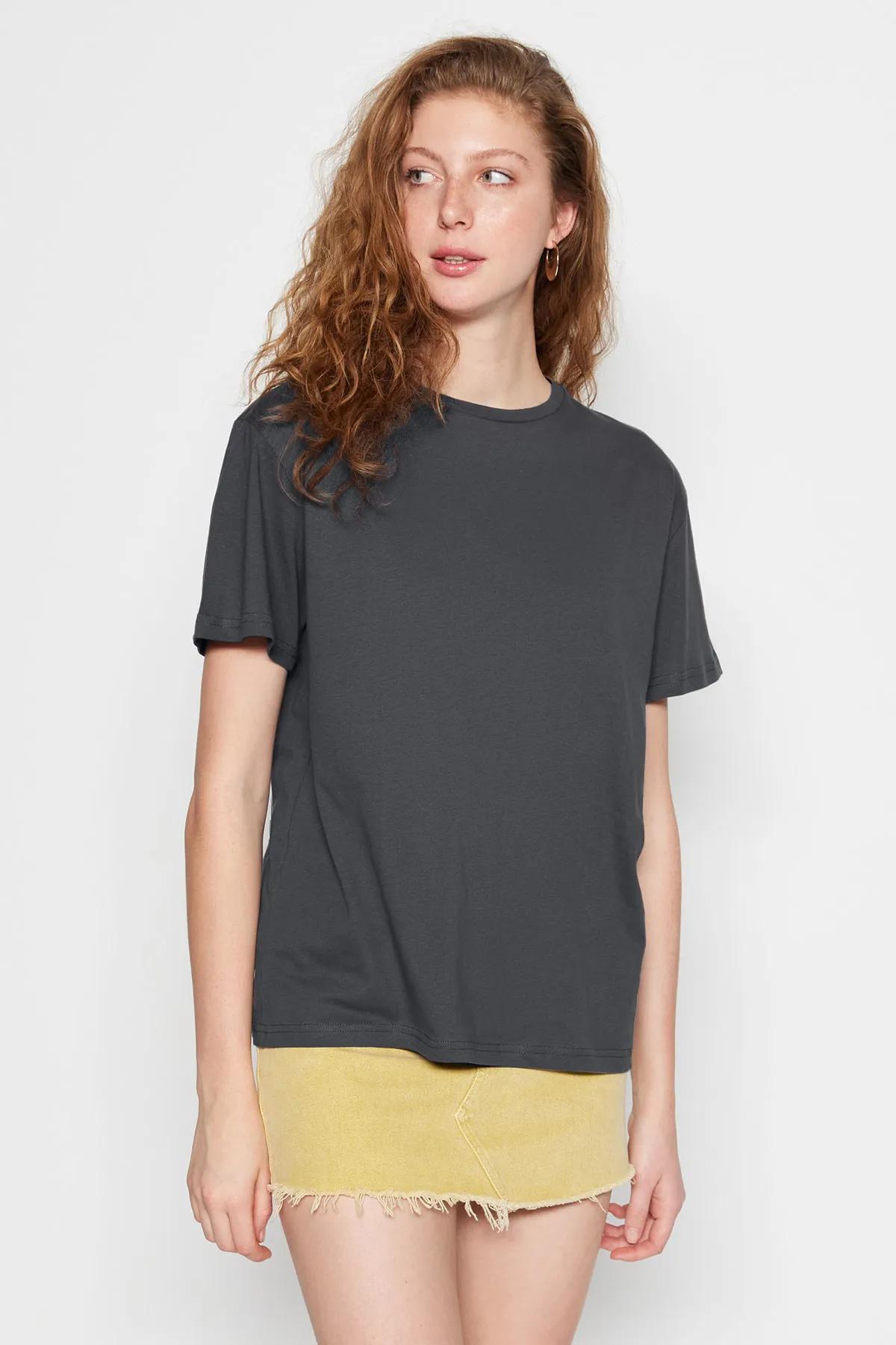 Trendyol Collection  Anthrazitfarbenes Boyfriend-Strick-T-Shirt aus 100 % Baumwolle mit Rundhalsausschnitt TWOSS20TS0134