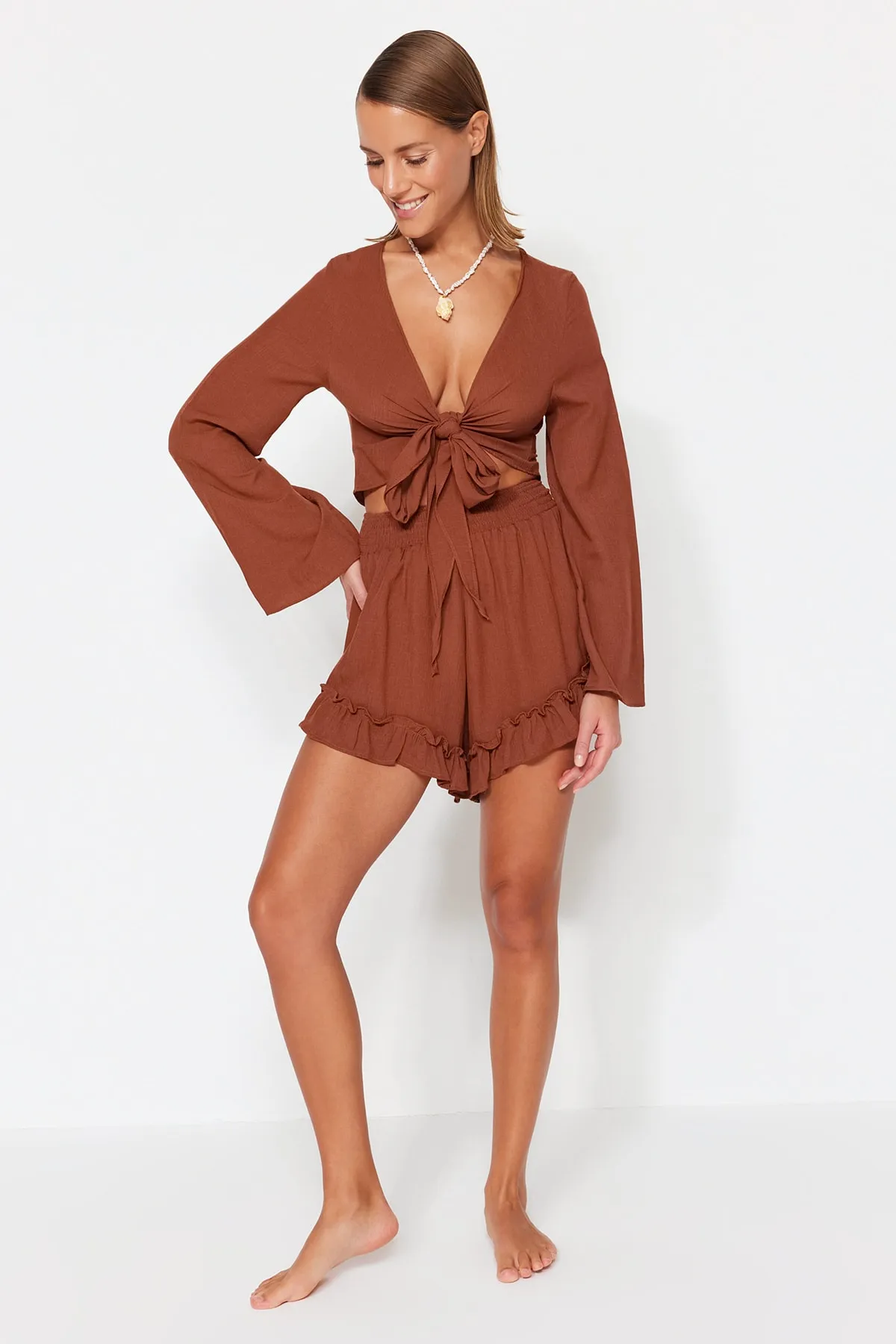 Trendyol Collection  Braunes Set aus gewebter Bluse und Shorts mit Rüschen TBESS23AU00027