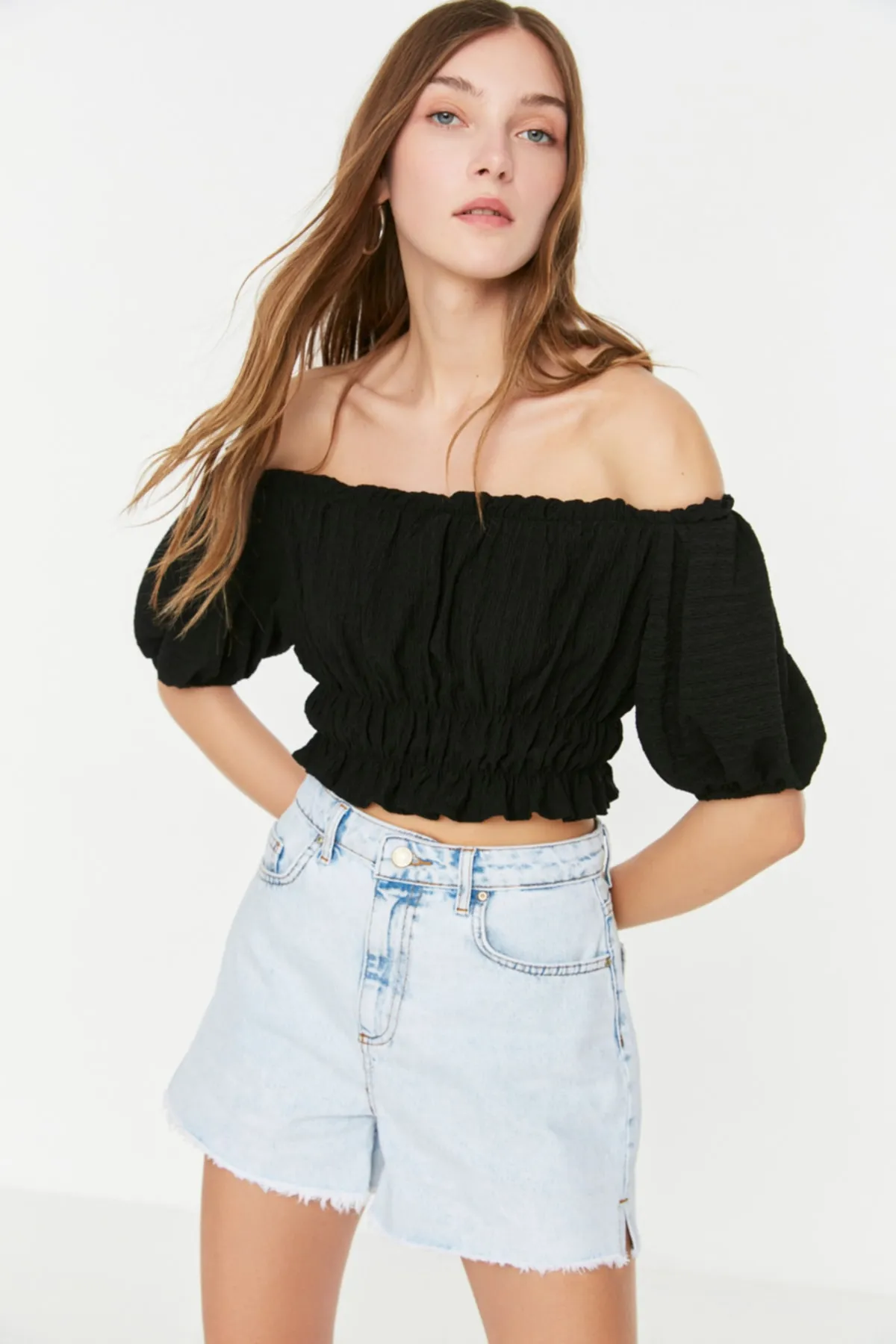 Trendyol Collection  Schwarze, kurz geschnittene Strickbluse mit Carmenkragen TWOSS22BZ1421