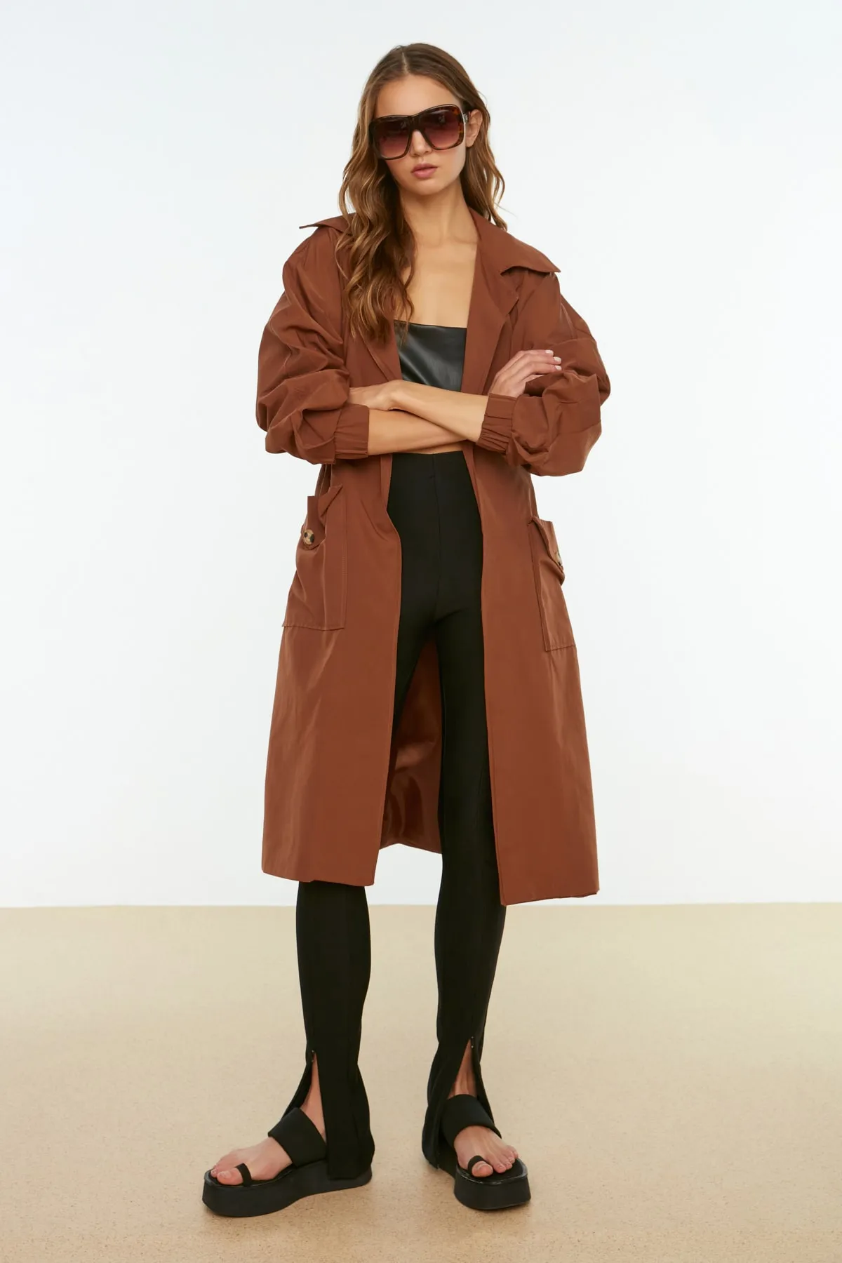 Trendyol Collection  Brauner, langer, übergroßer Trenchcoat mit Kordelzug in der Taille und Gürteldetail TWOSS20TR0010
