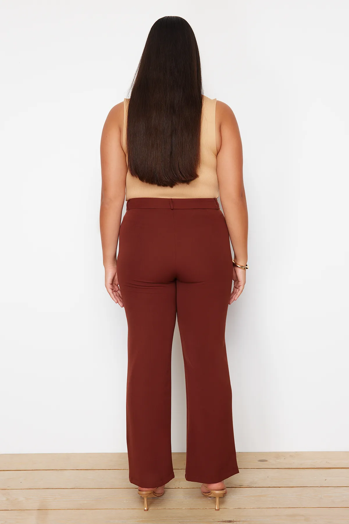 Trendyol Curve  Braune Hose mit hoher Taille und geripptem, genähtem spanischen Bein