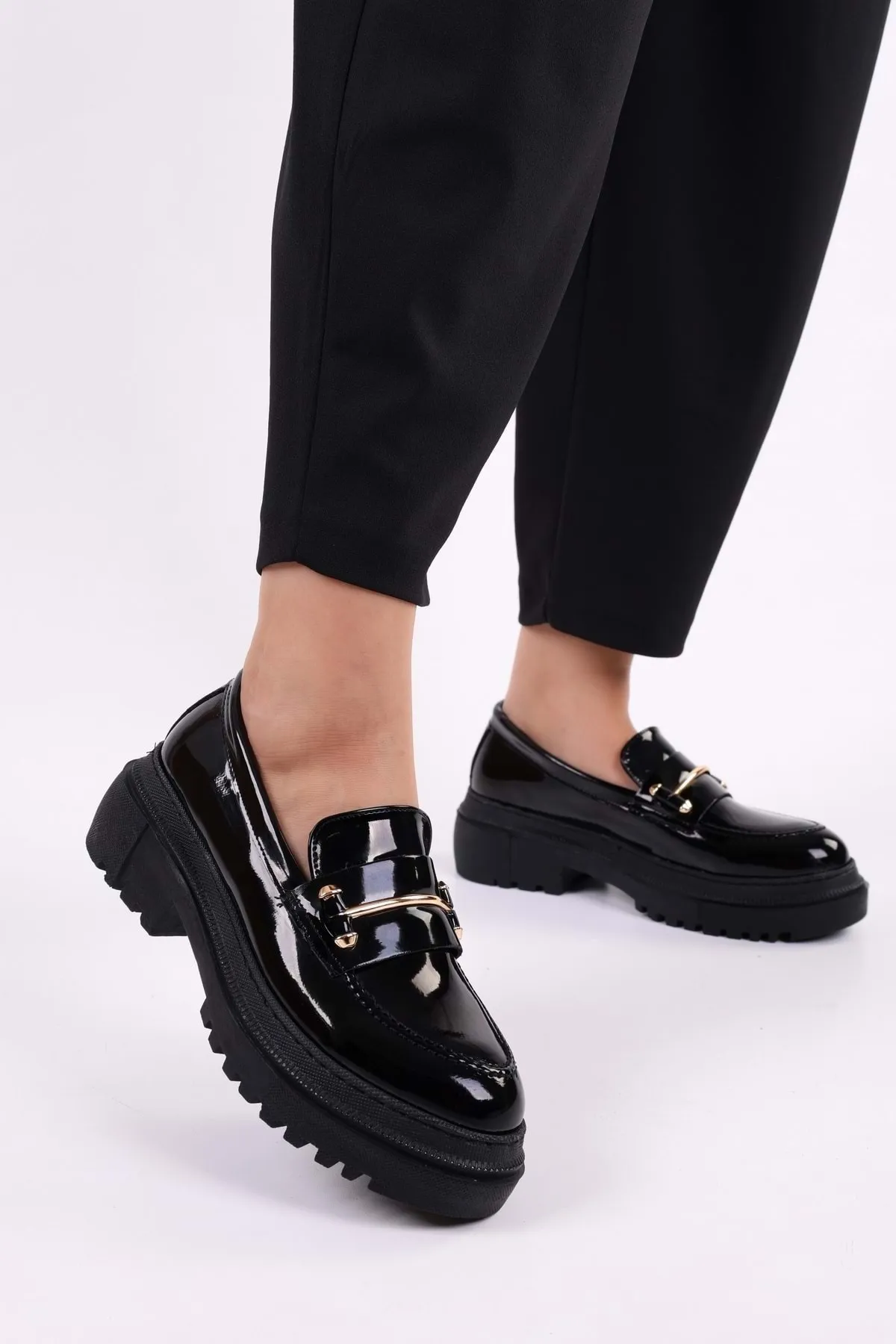 Shoeberry  Damen-Loafer Luis aus schwarzem Lackleder mit dicker Sohle und Schnalle