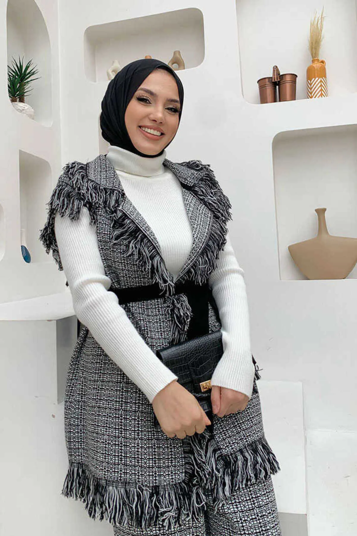 Bym Fashion  Strickanzug mit Quastenweste und Schlitzdetail, Hose, 22230, Schwarz