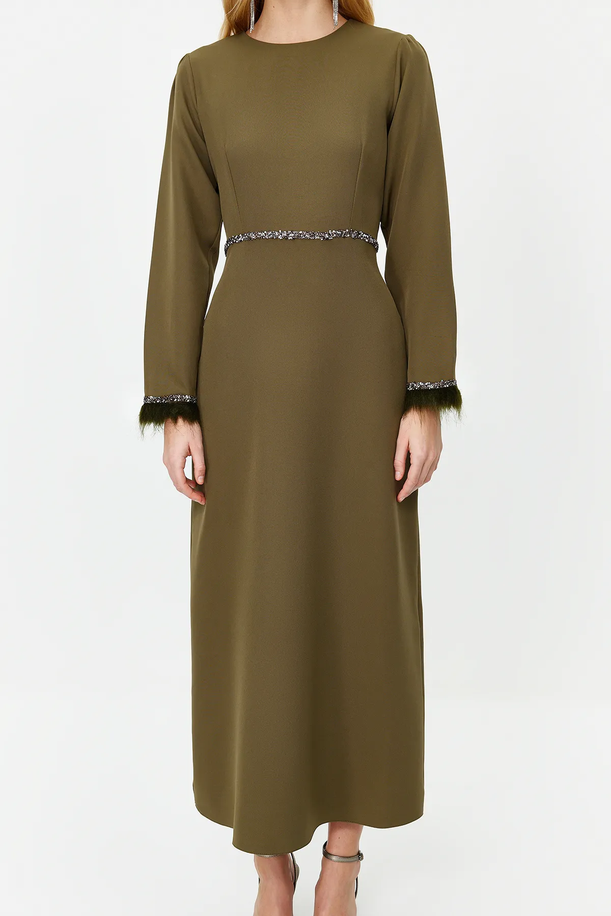 Trendyol Modest  Khakifarbenes Abendkleid mit Stein- und Manschettendetails TCTSS23DB00039