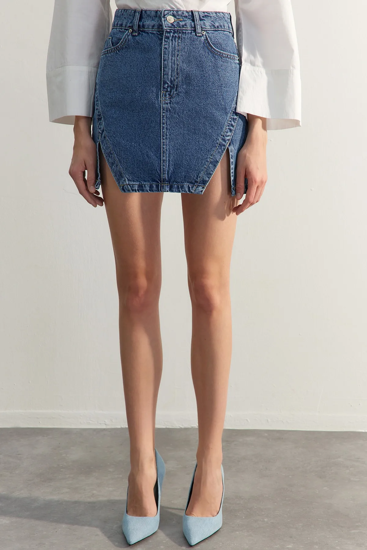 Trendyol Collection  Blauer Mini-Jeansrock mit Schlitz in Limited Edition TWOSS23ET00347