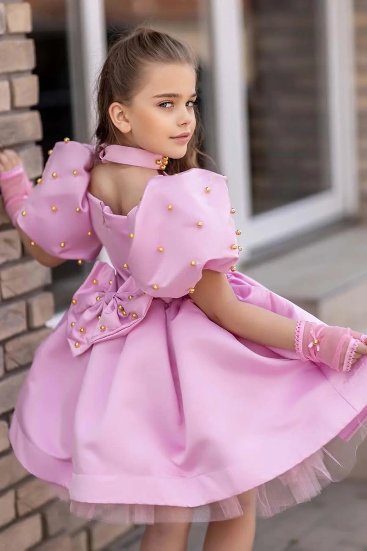 Riccotarz  Mädchen-Abendkleid mit Wassermelonenärmeln, Perlenperlen und transparenten Handschuhen, detailliertes rosafarbenes Abendkleid mit Tüll innen