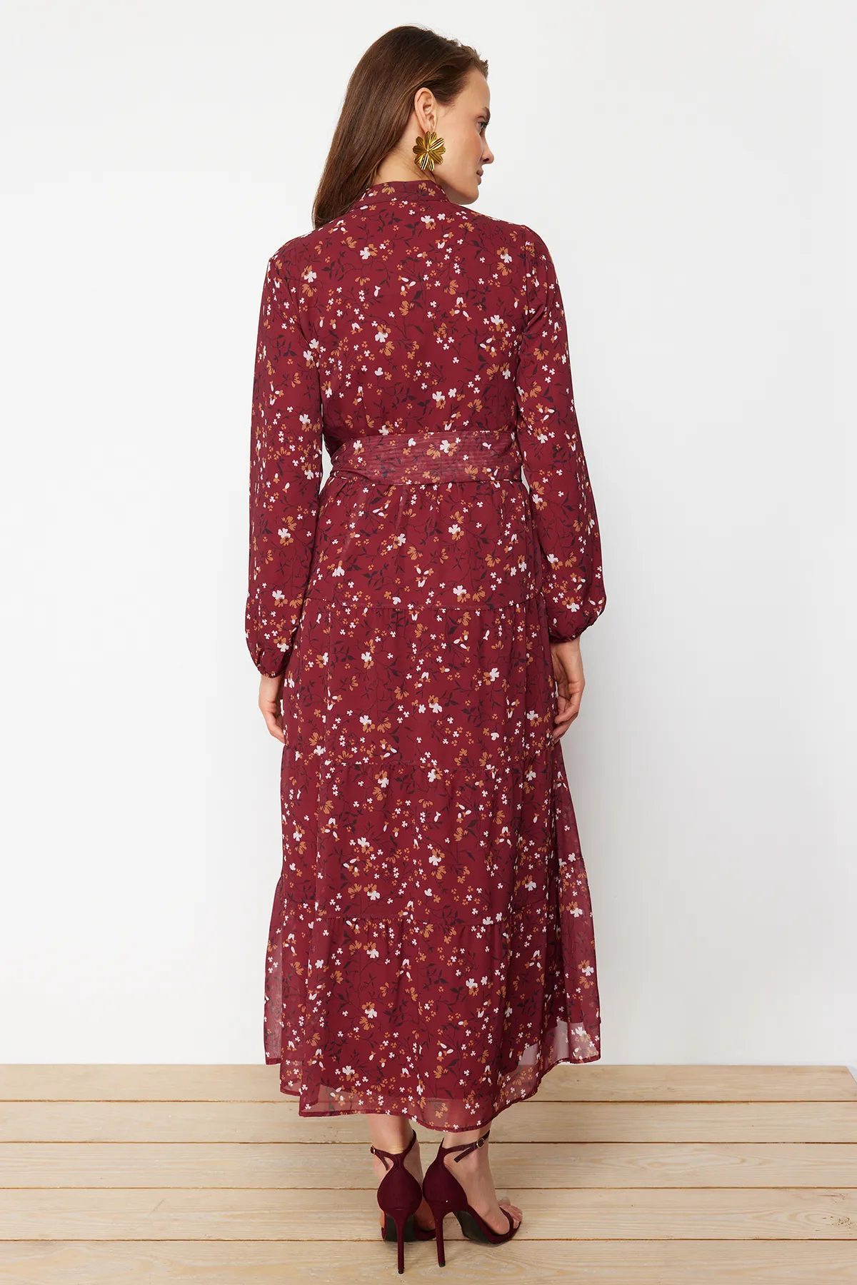 Trendyol Modest  Burgunderrotes Kleid aus gewebtem Chiffon mit Blumenmuster, Gürtel und Stehkragen und Futter TCTSS21EL3346