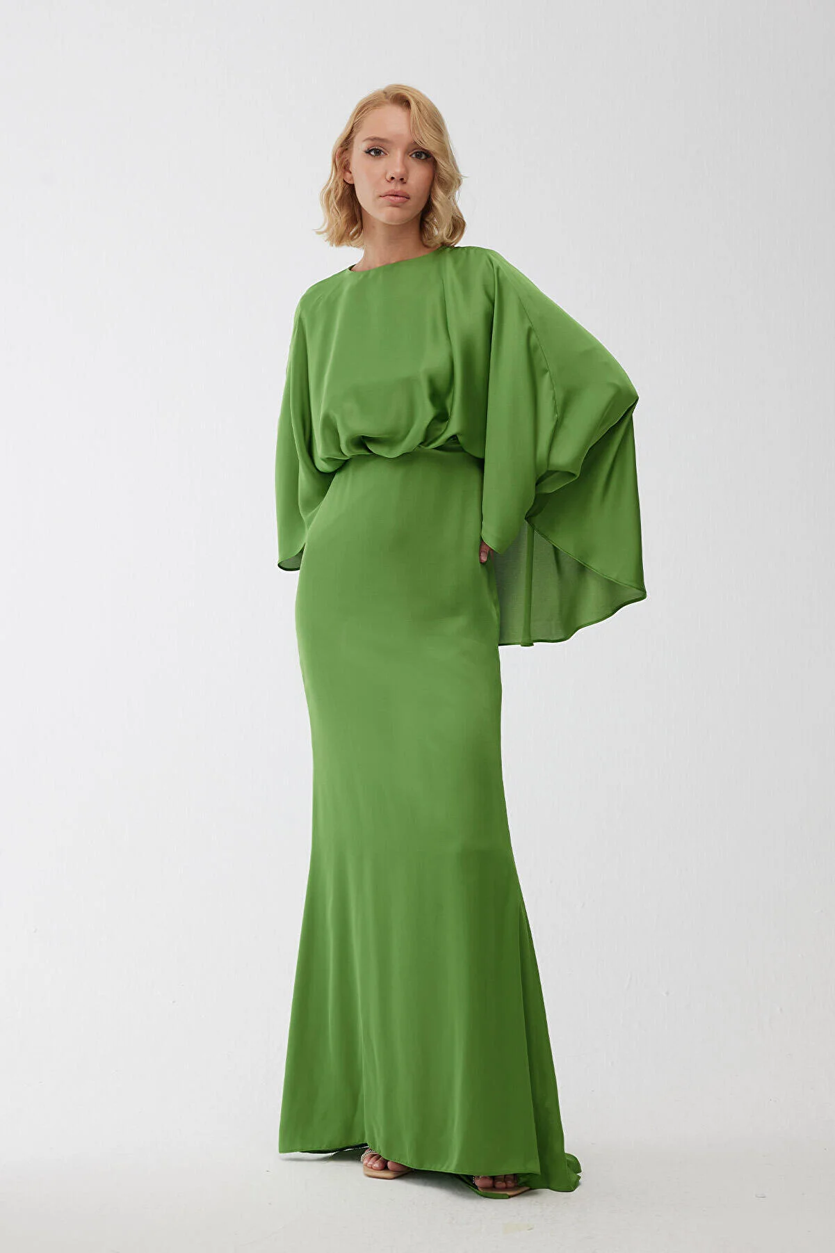 Manuka  Cape-Abendkleid aus Seidensatin Pistaziengrün