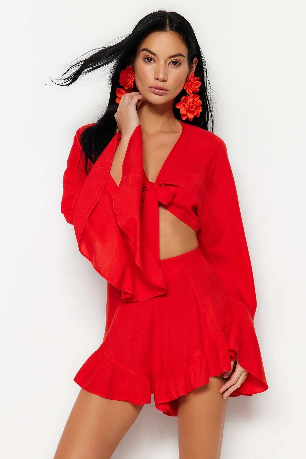 Trendyol Collection  Rotes Set aus gewebter Rüschenbluse und Shorts TBESS23AU00128