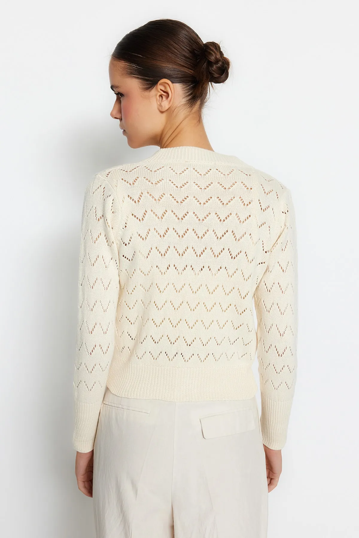 Trendyol Collection  Blusen-Cardigan-Set mit durchbrochenen Löchern und Steinknöpfen TWOSS23HI00000