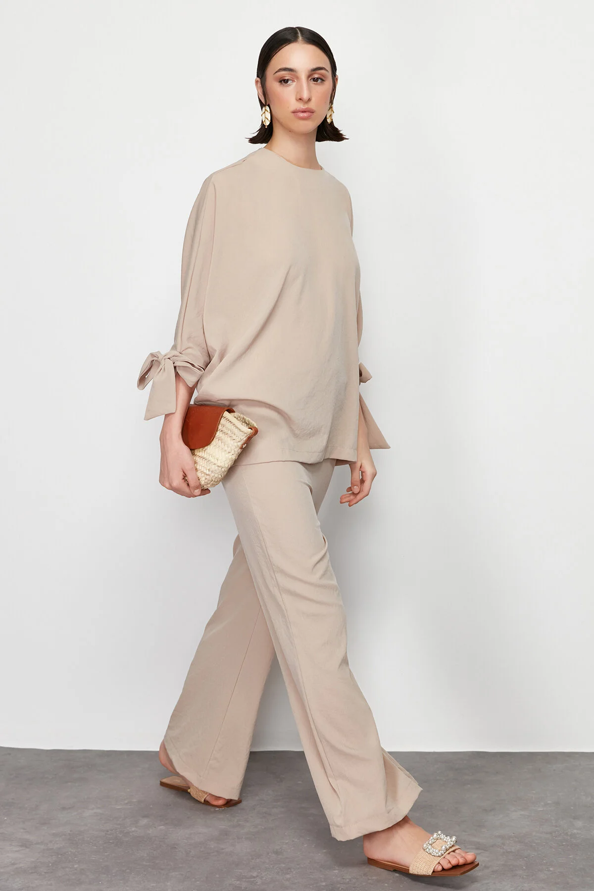 Trendyol Modest  Set aus gewebter Aerobin-Tunika und Hose mit Fledermausärmeln in Stein TCTSS23US00043