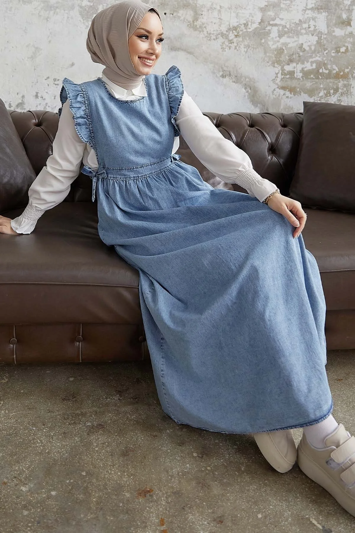 InStyle  Frida Jeans-Giletkleid mit Rüschenschultern – Hellblau