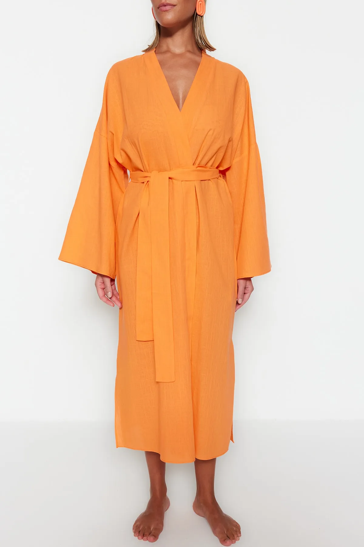 Trendyol Collection  Orangefarbener Maxi-Kimono und Kaftan aus Webstoff mit Gürtel TBESS23KM00044