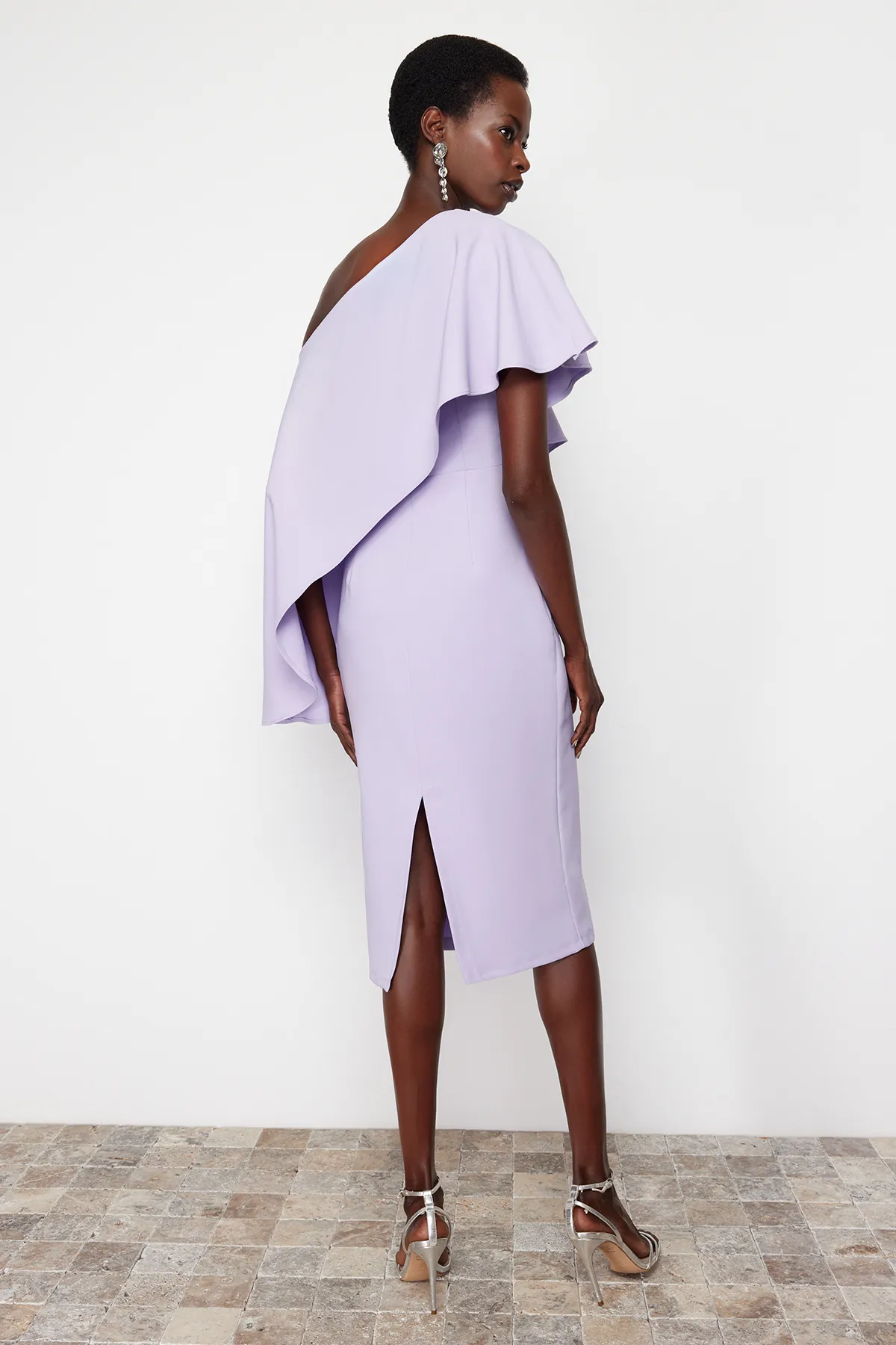 Trendyol Collection  Lilafarbenes, stilvolles Abendkleid mit einem Ärmel