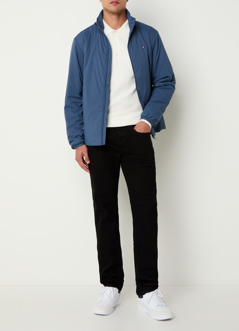 Pelerină de ploaie Tommy Hilfiger cu logo și buzunare cu fermoar.