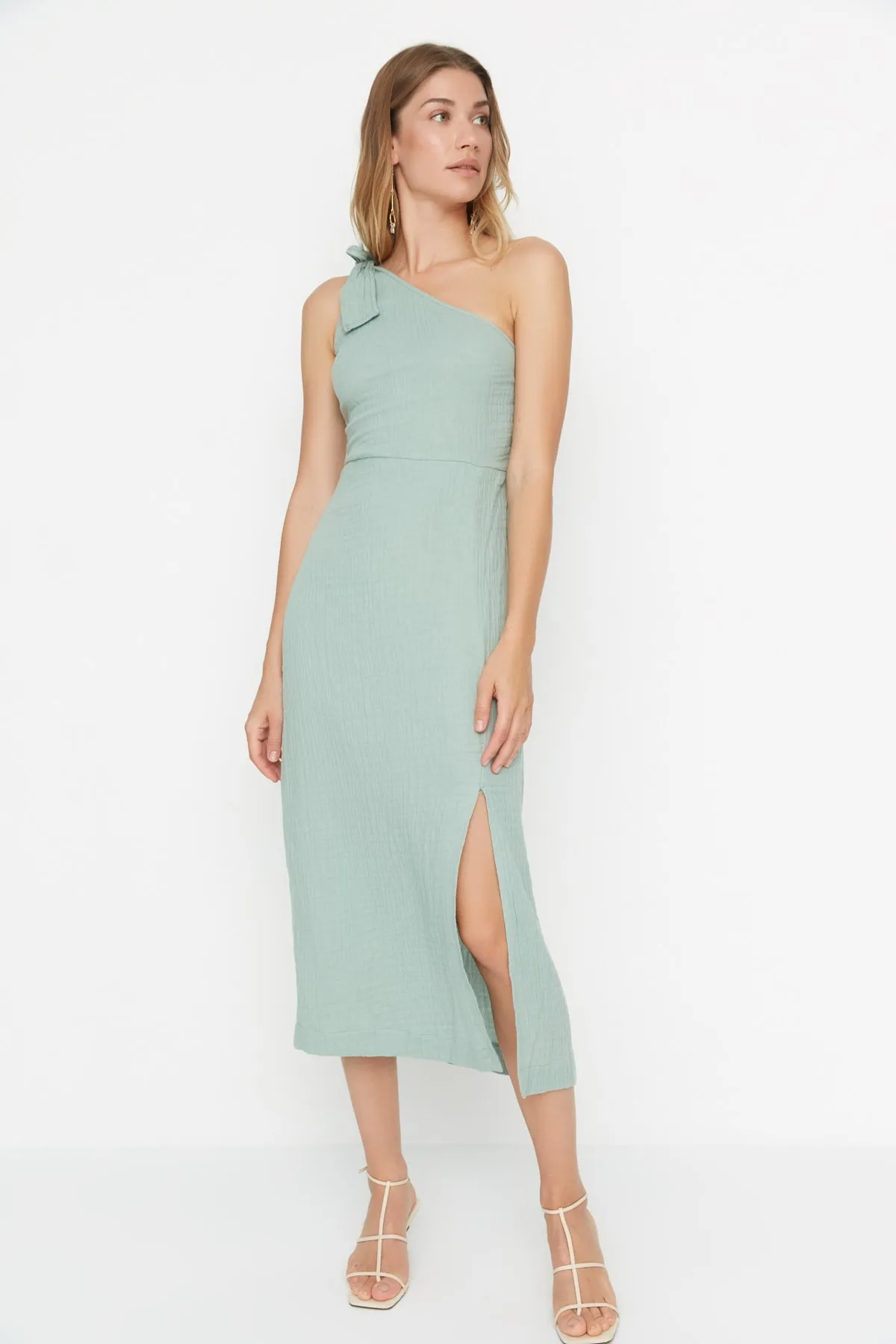 Trendyol Collection  Grünes, geschlitztes One-Shoulder-Musselin-Webkleid