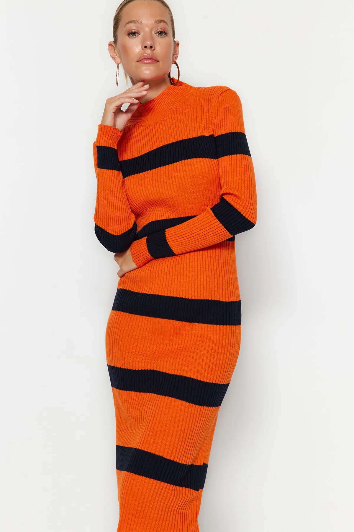 Trendyol Collection  Orangefarbenes Midi-Strickkleid mit hohem Kragen TWOAW23EL00226