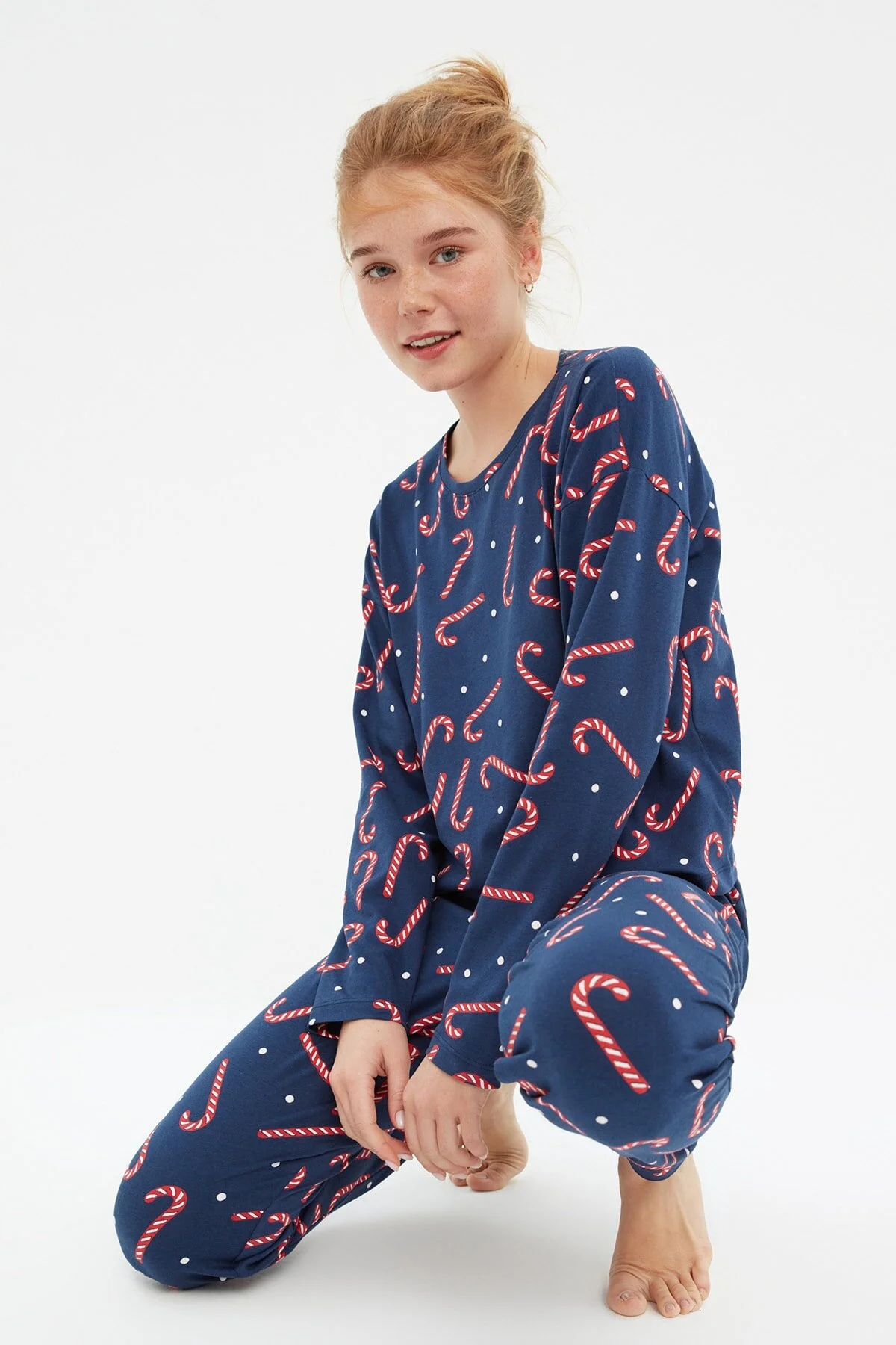 Trendyol Collection  Marineblaues T-Shirt-Jogger-Strick-Pyjama-Set aus 100 % Baumwolle mit Neujahrsmotiv THMAW21PT0771
