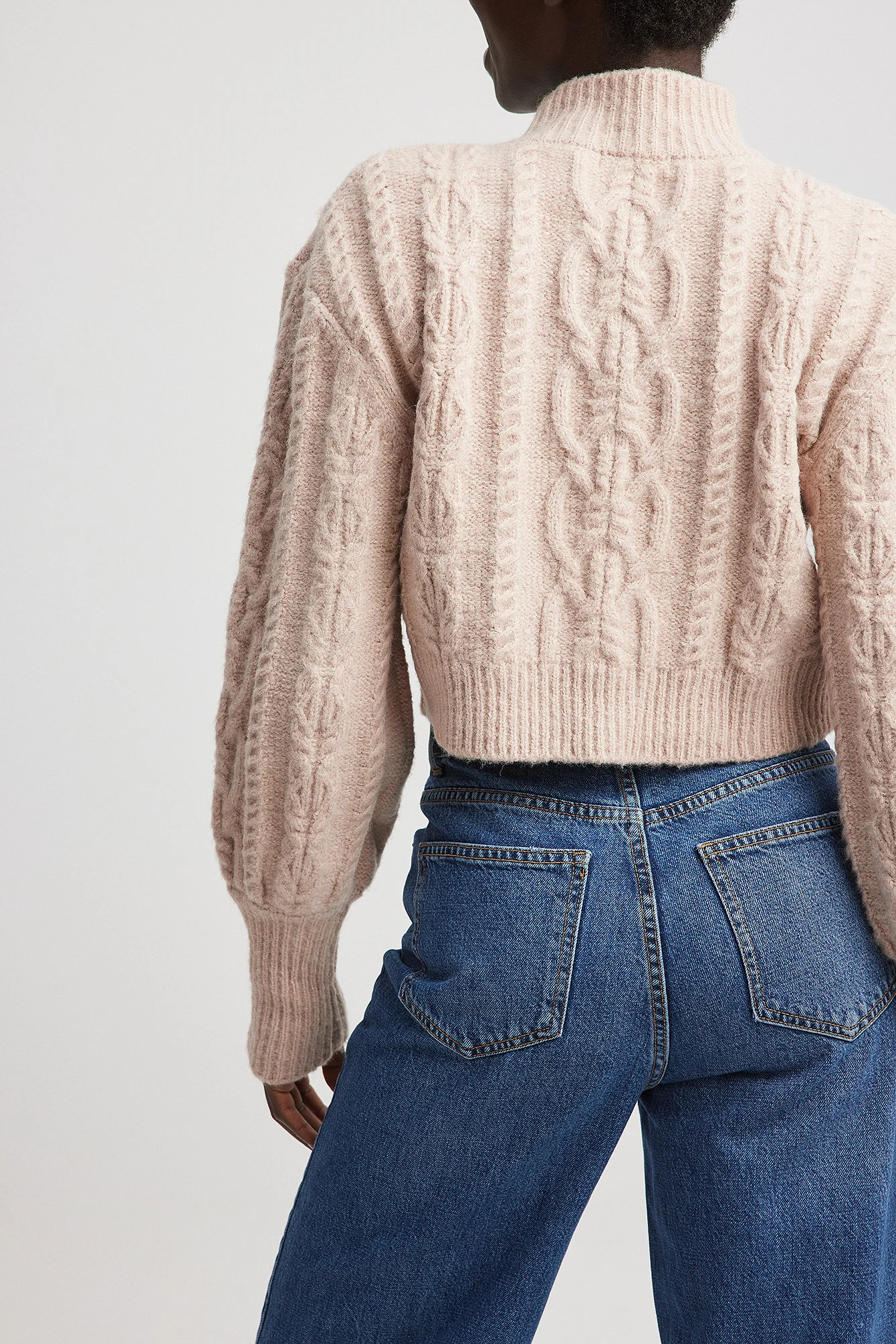 Kurzer Strickpullover mit Zopfmuster
