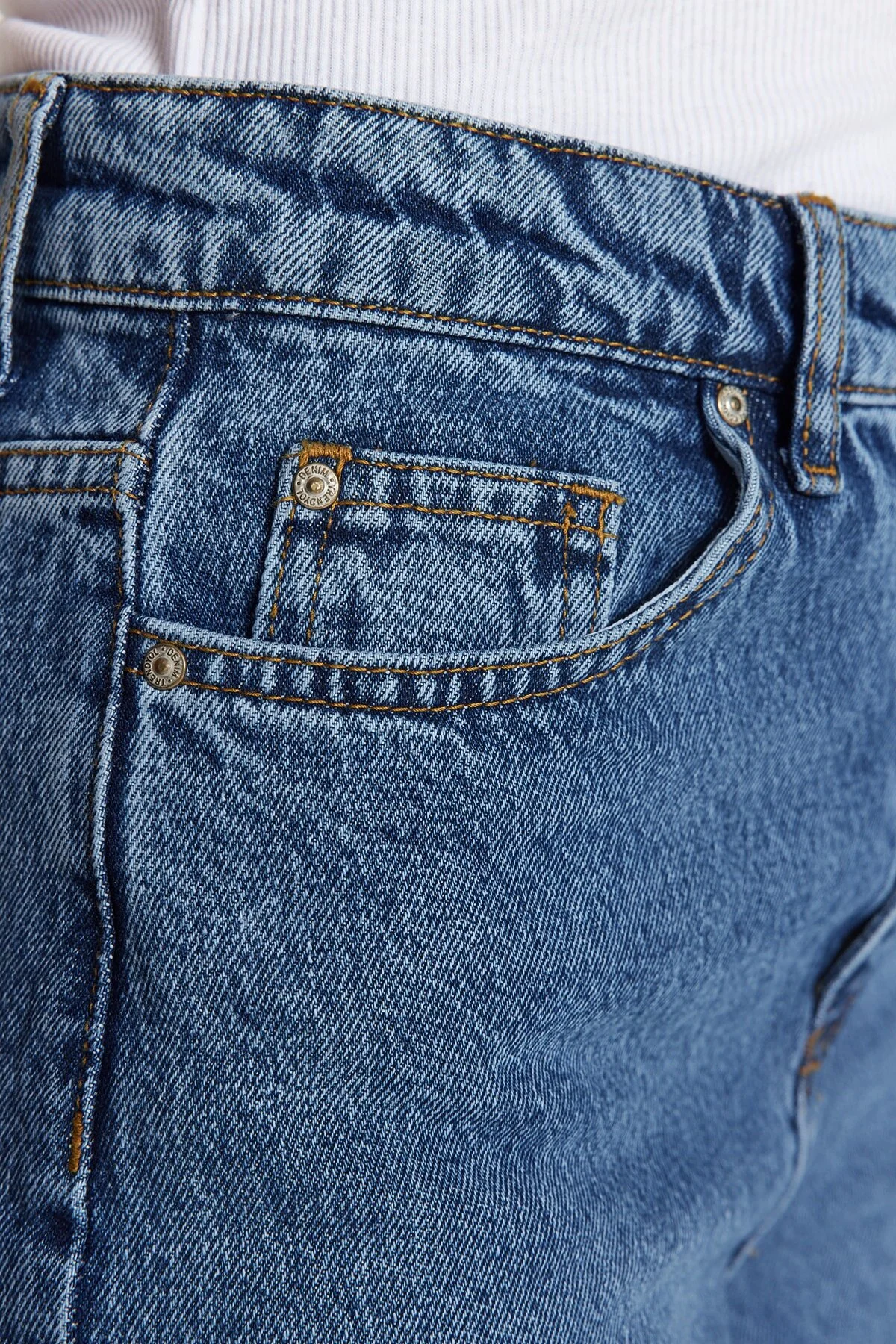 Trendyol Collection  Blaue Mom-Jeans mit hoher Taille TWOAW24JE00076